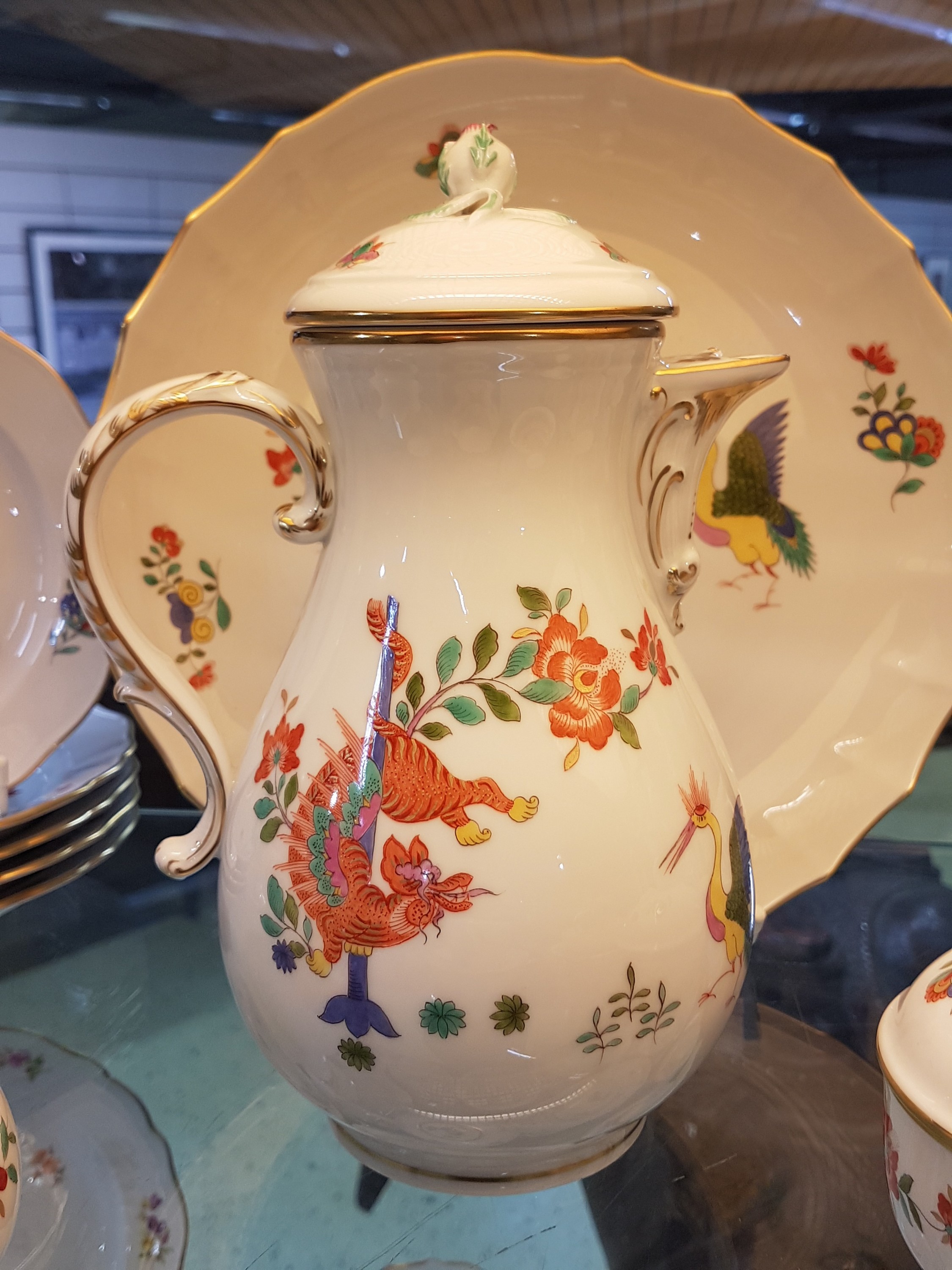 Detail d: Kaffeeservice, Meissen, 20. Jh., 1. Wahl, Kakiemondekor mit Kranich und Löwen, bunt bemalt, Goldränder, Kaffeekanne, Zuckerdose, Milchkännchen, 6 ...