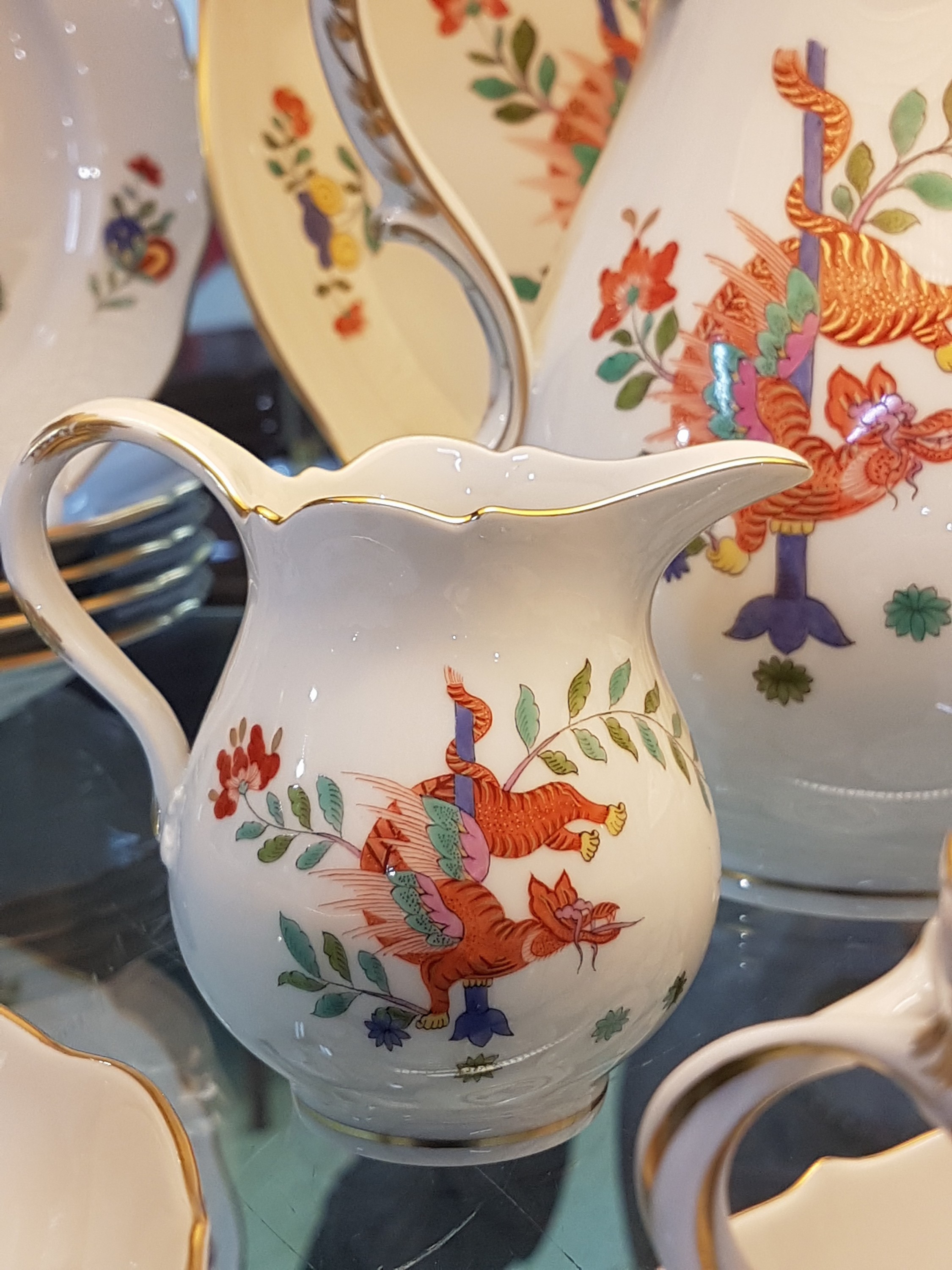 Detail e: Kaffeeservice, Meissen, 20. Jh., 1. Wahl, Kakiemondekor mit Kranich und Löwen, bunt bemalt, Goldränder, Kaffeekanne, Zuckerdose, Milchkännchen, 6 ...