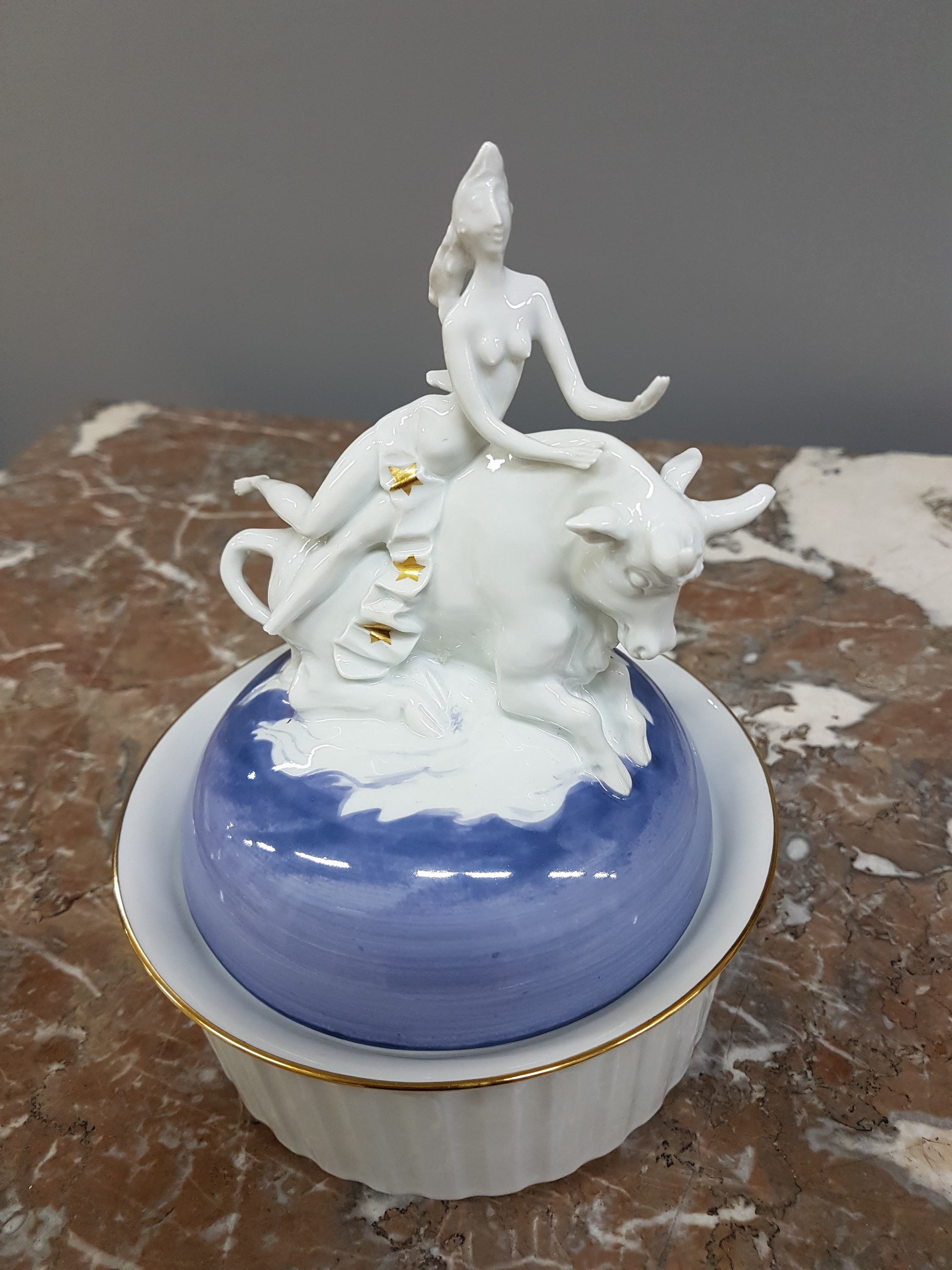 Detail a: Deckeldose "Europa", Meissen, Entwurf Peter Strang, 1993, Deckel mit Figurenaufsatz, Raub der Europa, sparsame Goldstaffage, monogr. P.S., ...