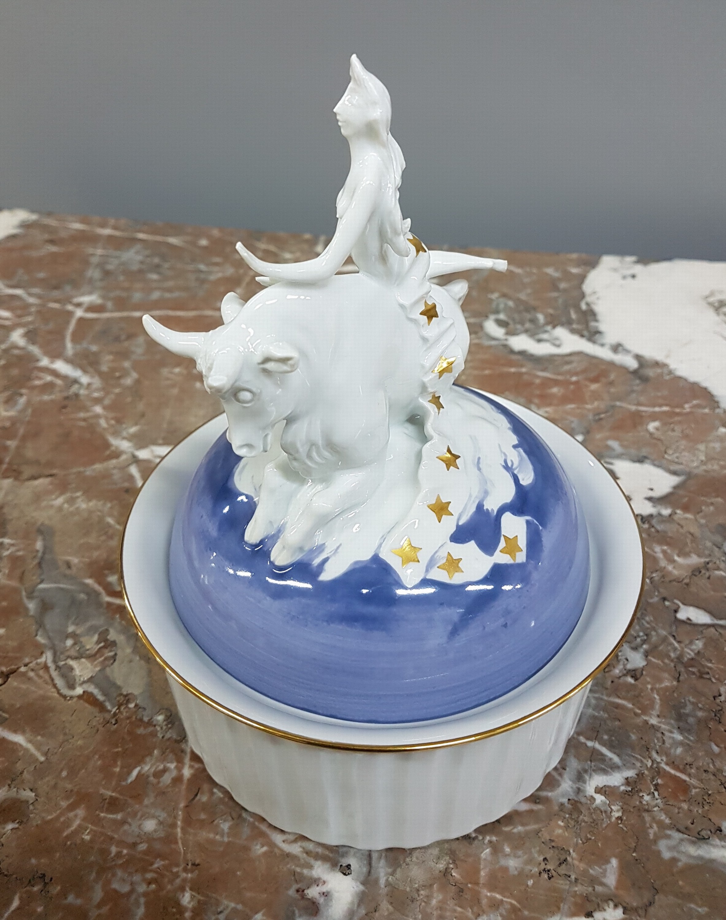 Detail b: Deckeldose "Europa", Meissen, Entwurf Peter Strang, 1993, Deckel mit Figurenaufsatz, Raub der Europa, sparsame Goldstaffage, monogr. P.S., ...