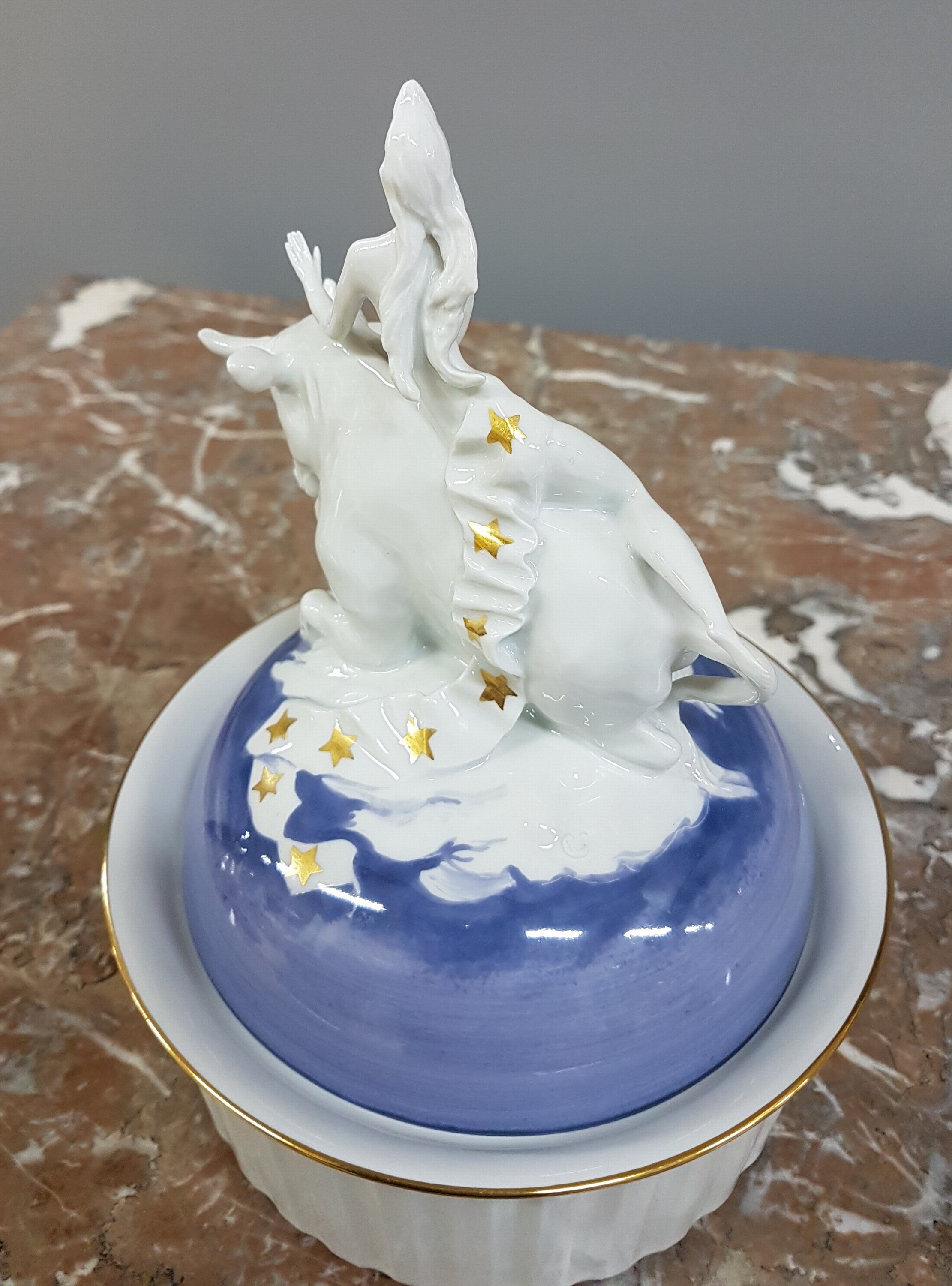 Detail c: Deckeldose "Europa", Meissen, Entwurf Peter Strang, 1993, Deckel mit Figurenaufsatz, Raub der Europa, sparsame Goldstaffage, monogr. P.S., ...