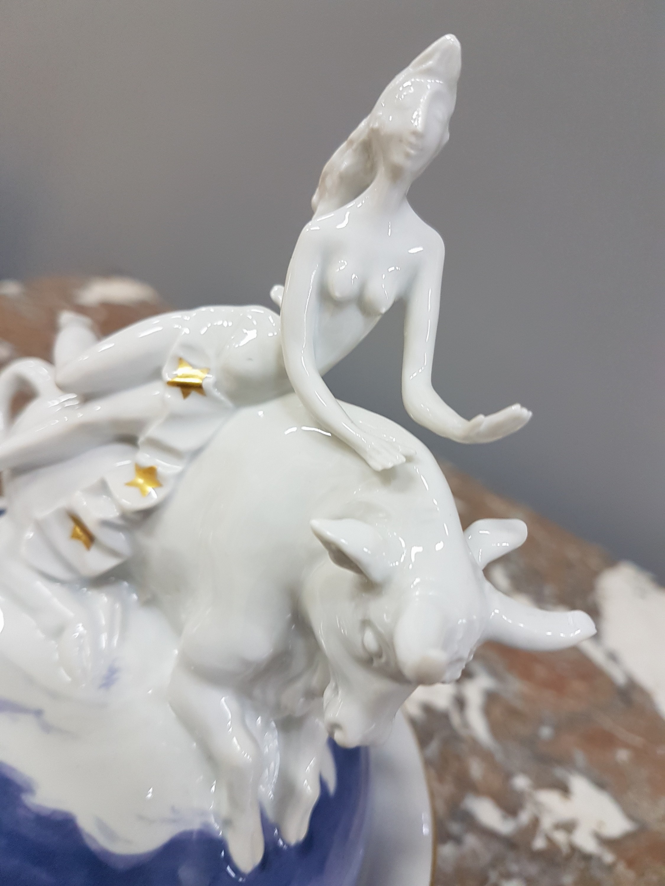 Detail d: Deckeldose "Europa", Meissen, Entwurf Peter Strang, 1993, Deckel mit Figurenaufsatz, Raub der Europa, sparsame Goldstaffage, monogr. P.S., ...