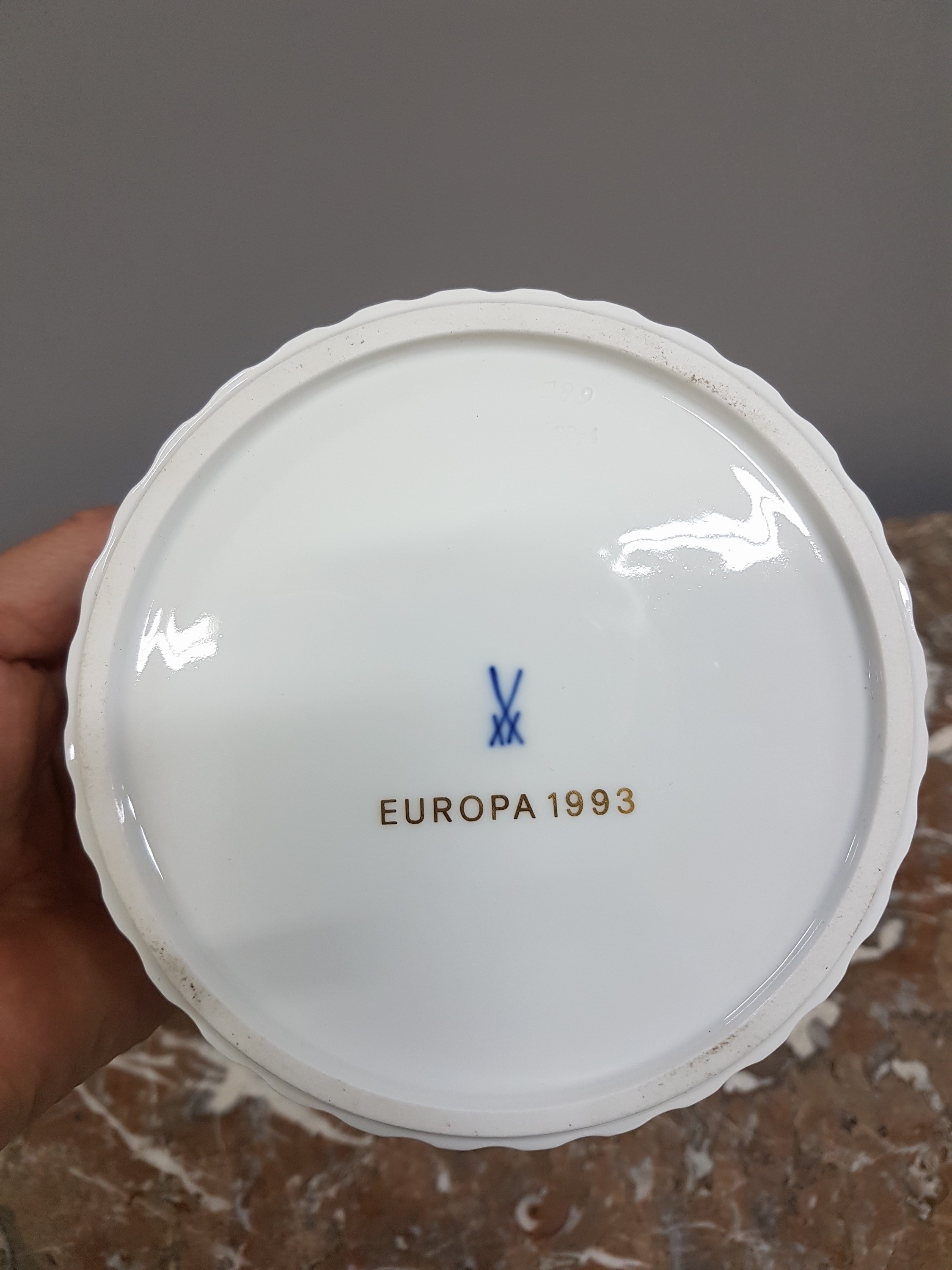 Detail h: Deckeldose "Europa", Meissen, Entwurf Peter Strang, 1993, Deckel mit Figurenaufsatz, Raub der Europa, sparsame Goldstaffage, monogr. P.S., ...