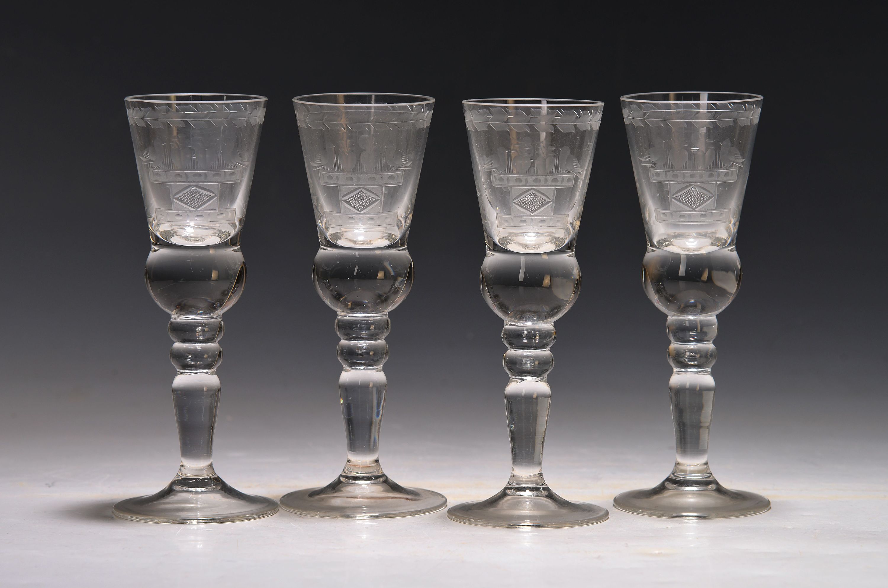 Image 27010152 - 10 Likörgläser in barocker Manier, wohl Holland, Ende 19. Jh., farbloses Glas, ...