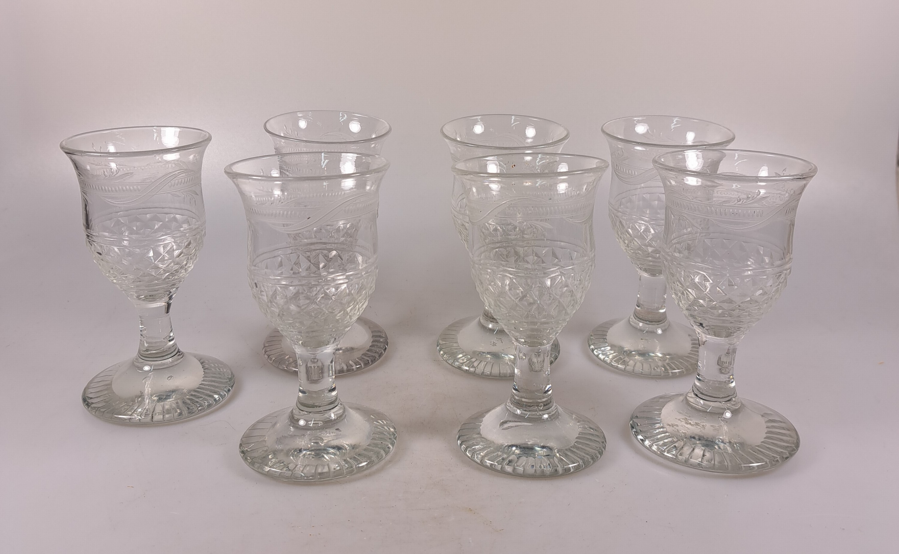 Detail a: 8 Weingläser im Biedermeierstil, 19.Jh., farbloses Glas, geätzt, H. 13 cm