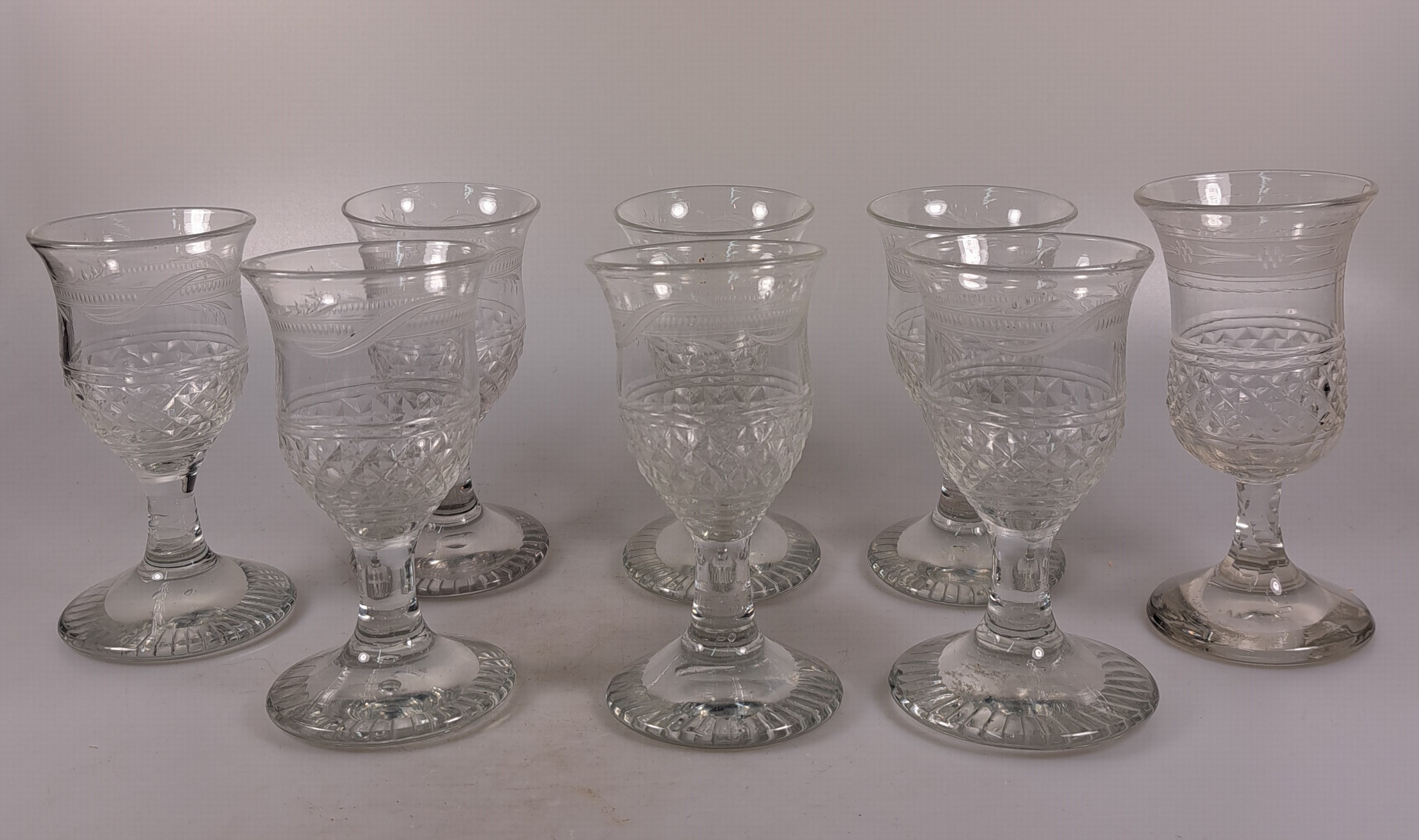Detail b: 8 Weingläser im Biedermeierstil, 19.Jh., farbloses Glas, geätzt, H. 13 cm
