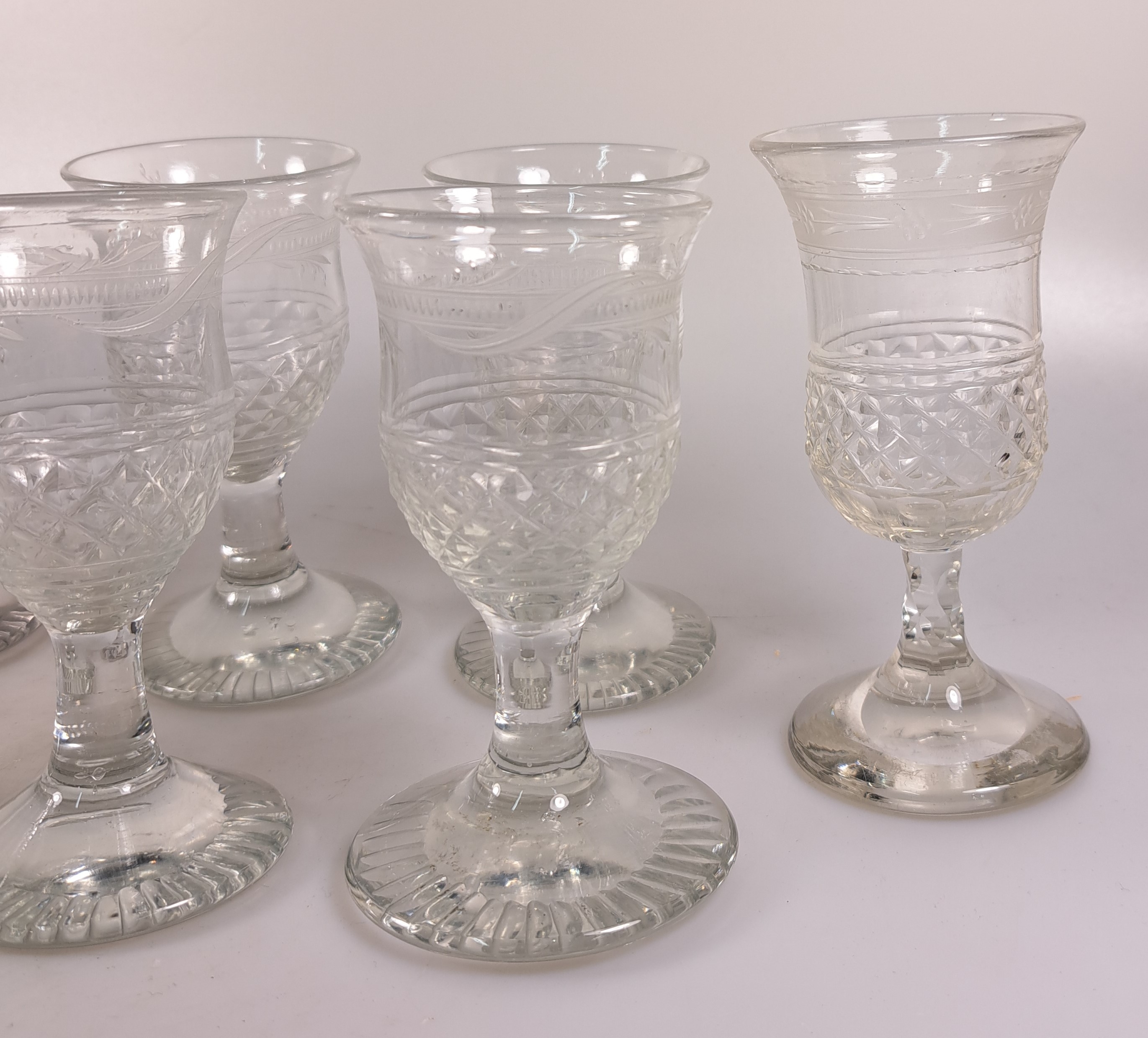 Detail c: 8 Weingläser im Biedermeierstil, 19.Jh., farbloses Glas, geätzt, H. 13 cm