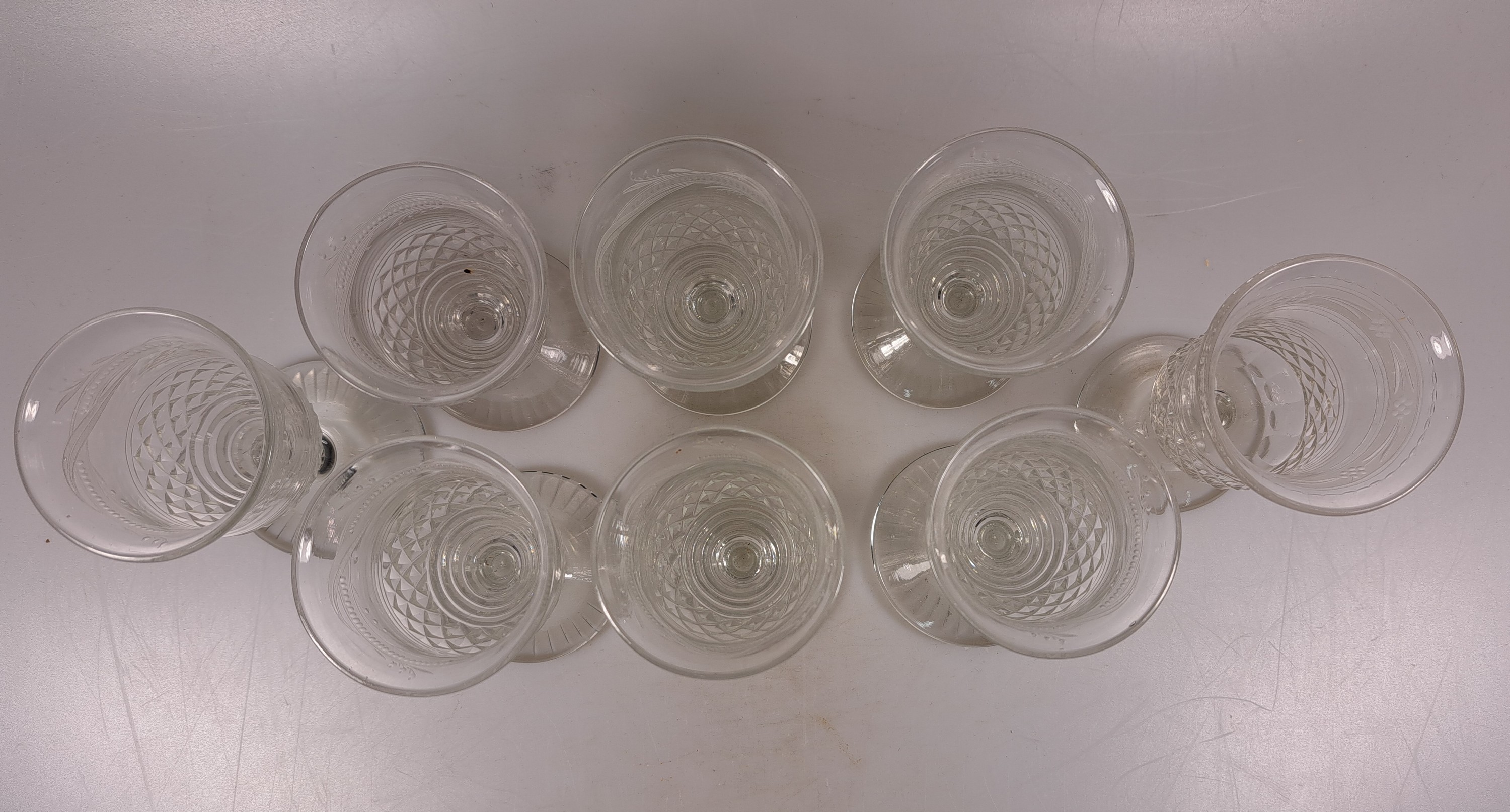 Detail d: 8 Weingläser im Biedermeierstil, 19.Jh., farbloses Glas, geätzt, H. 13 cm