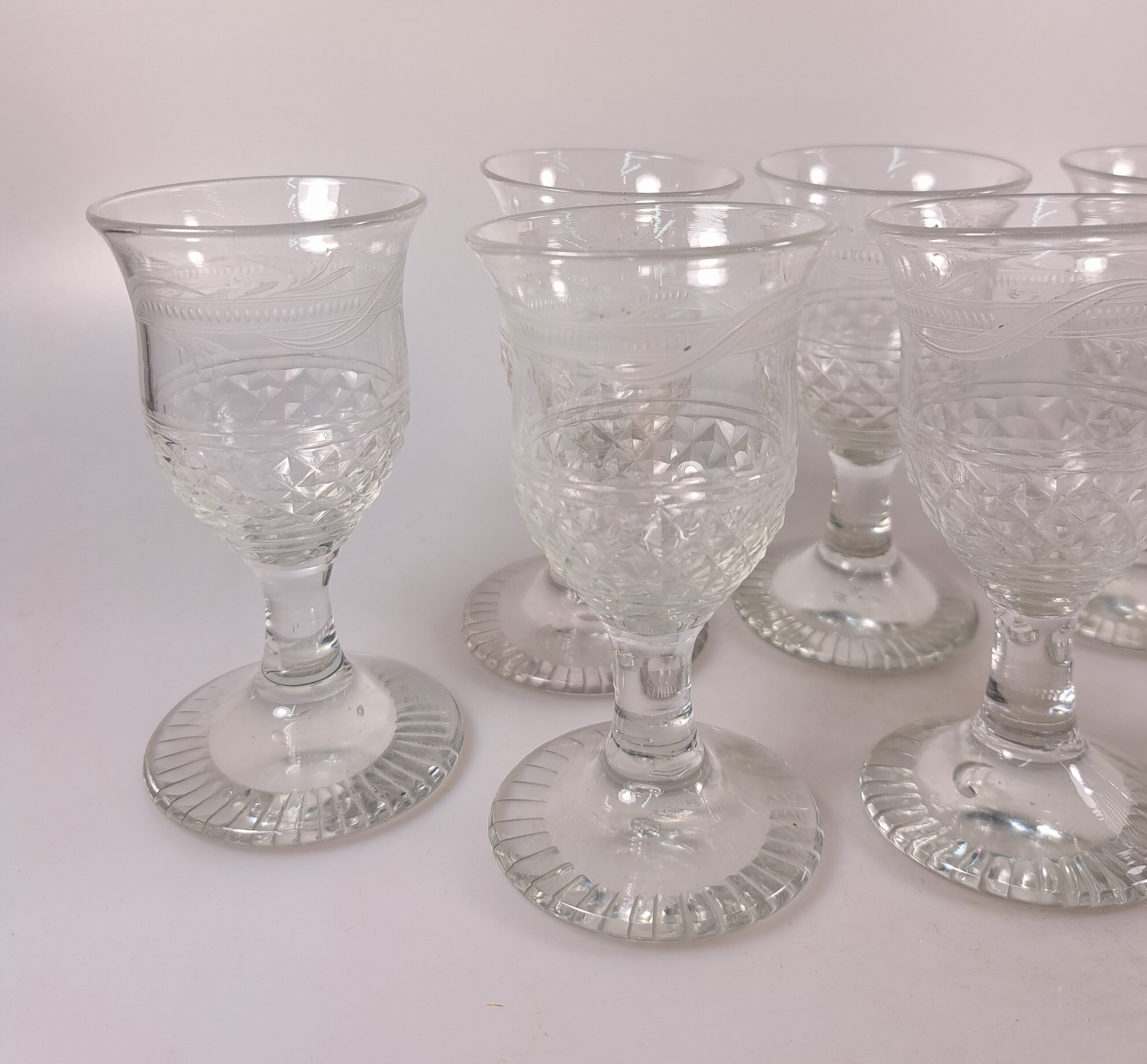 Detail e: 8 Weingläser im Biedermeierstil, 19.Jh., farbloses Glas, geätzt, H. 13 cm