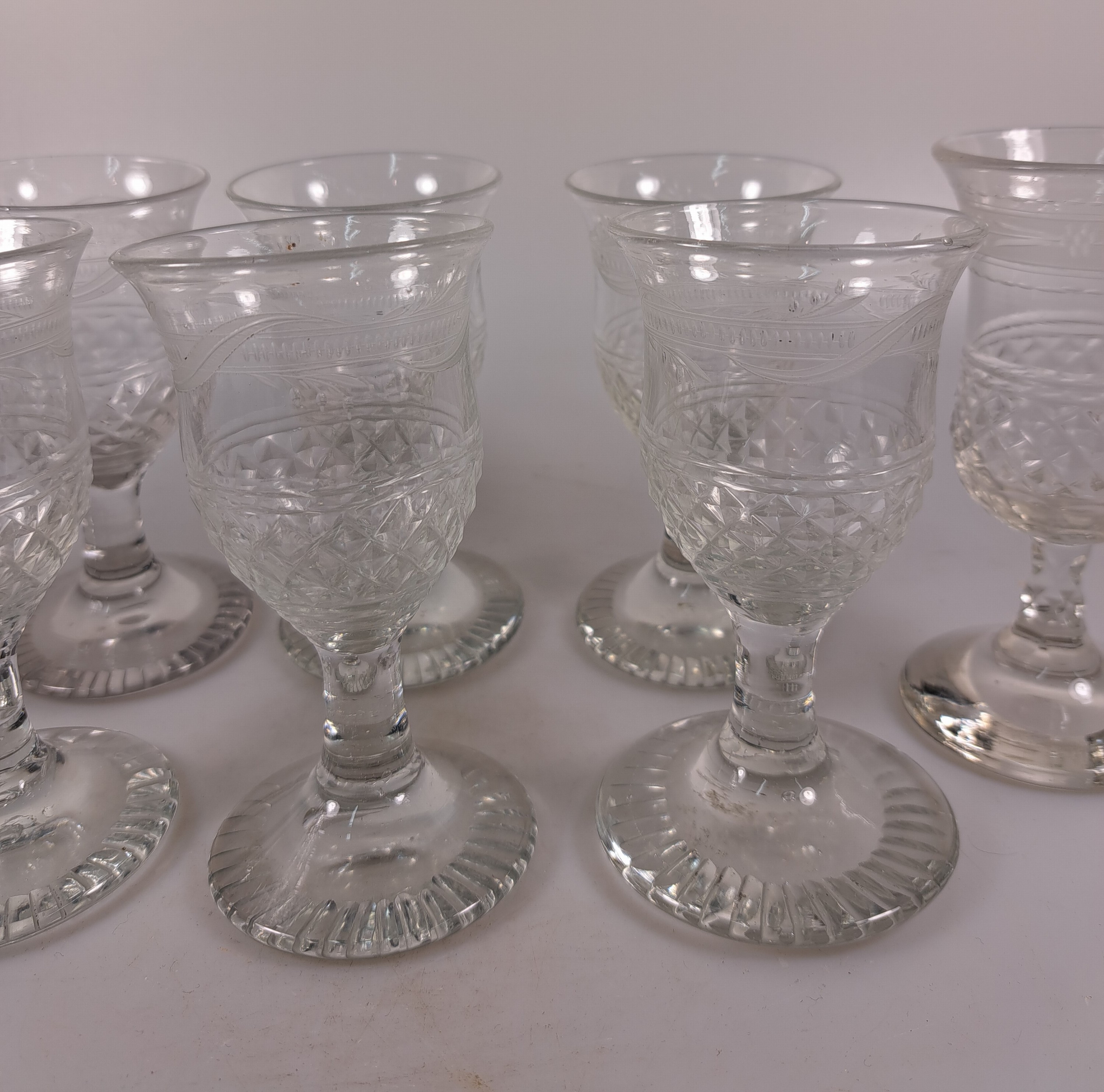 Detail f: 8 Weingläser im Biedermeierstil, 19.Jh., farbloses Glas, geätzt, H. 13 cm