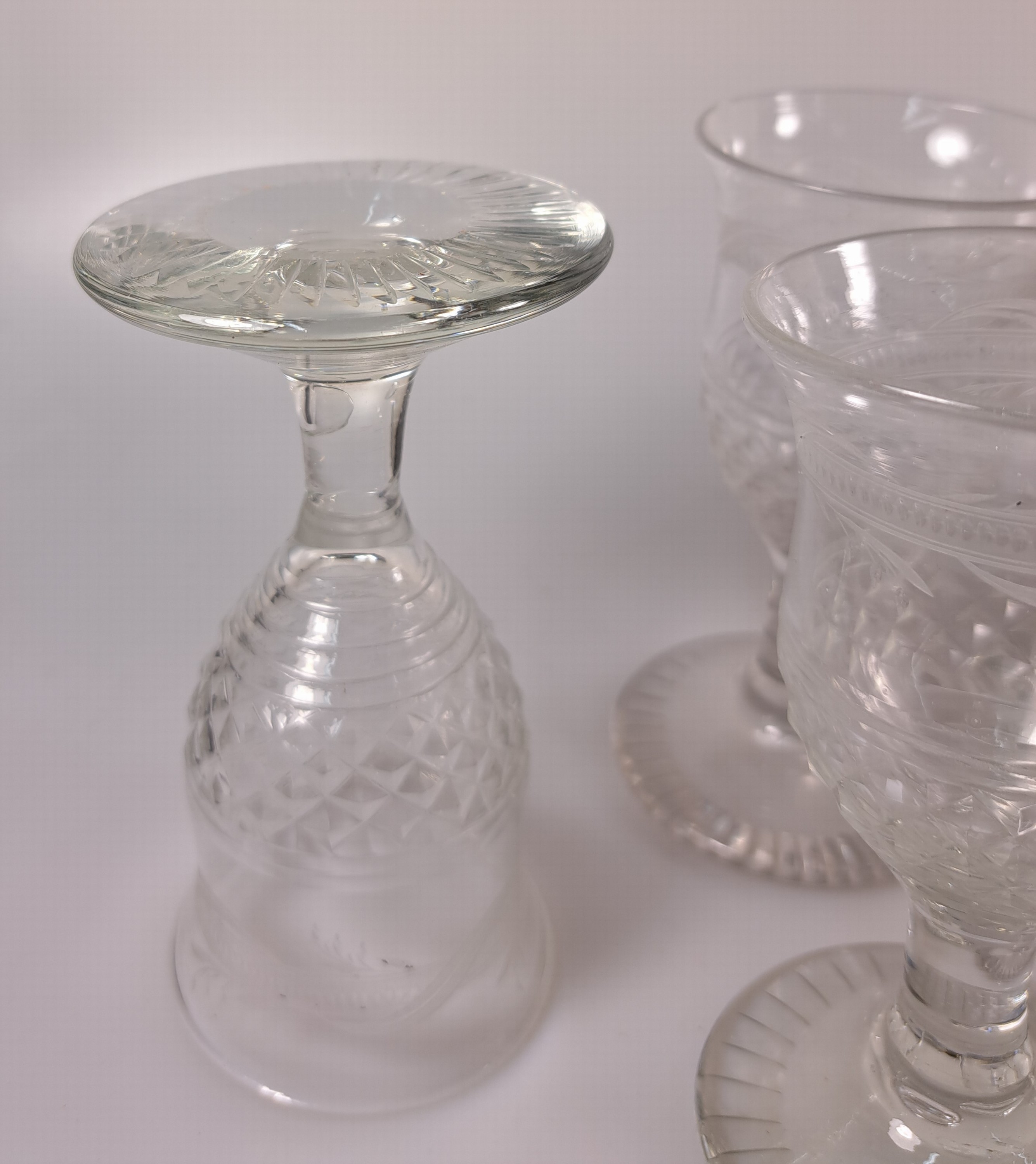 Detail g: 8 Weingläser im Biedermeierstil, 19.Jh., farbloses Glas, geätzt, H. 13 cm