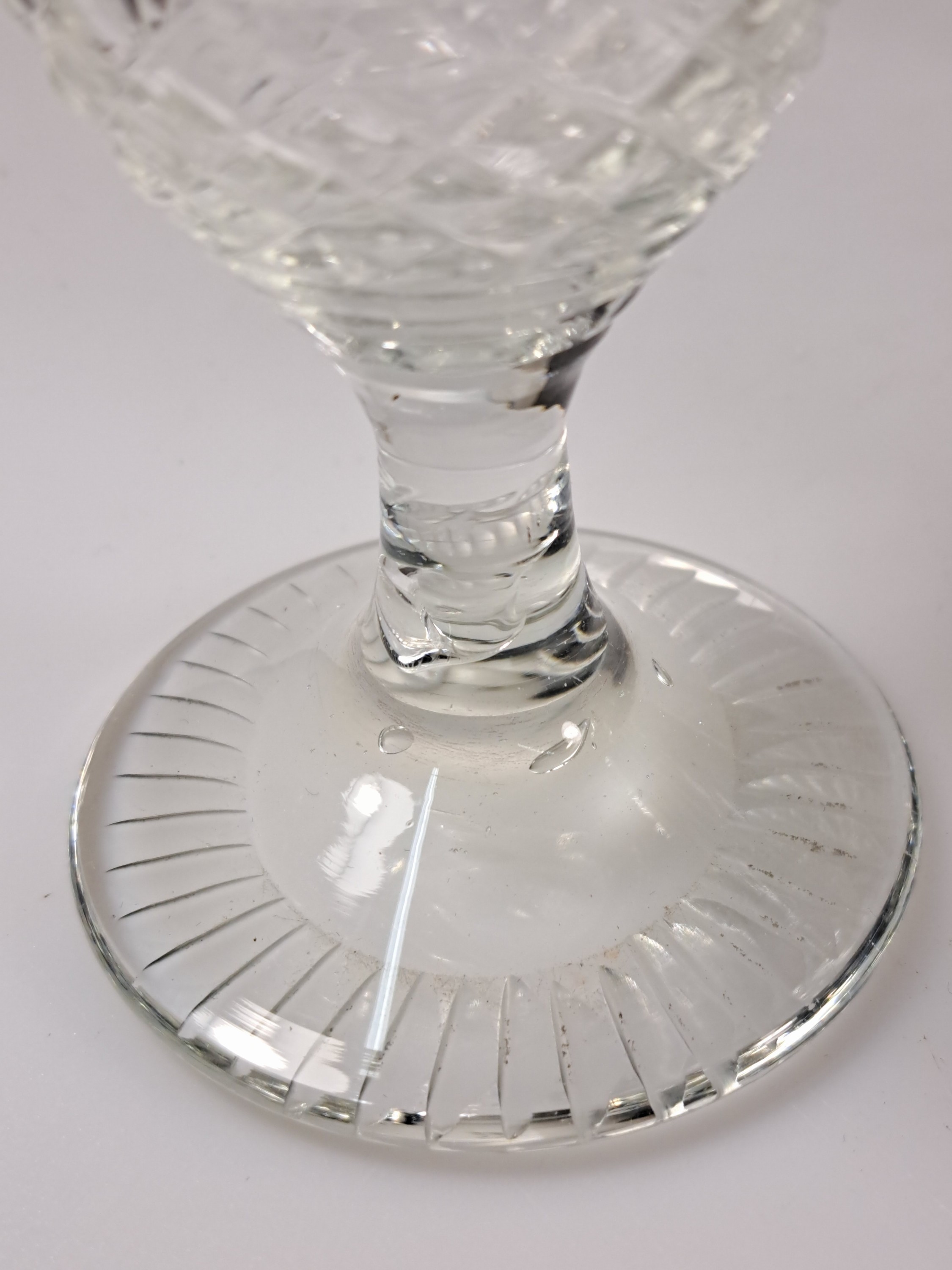 Detail h: 8 Weingläser im Biedermeierstil, 19.Jh., farbloses Glas, geätzt, H. 13 cm
