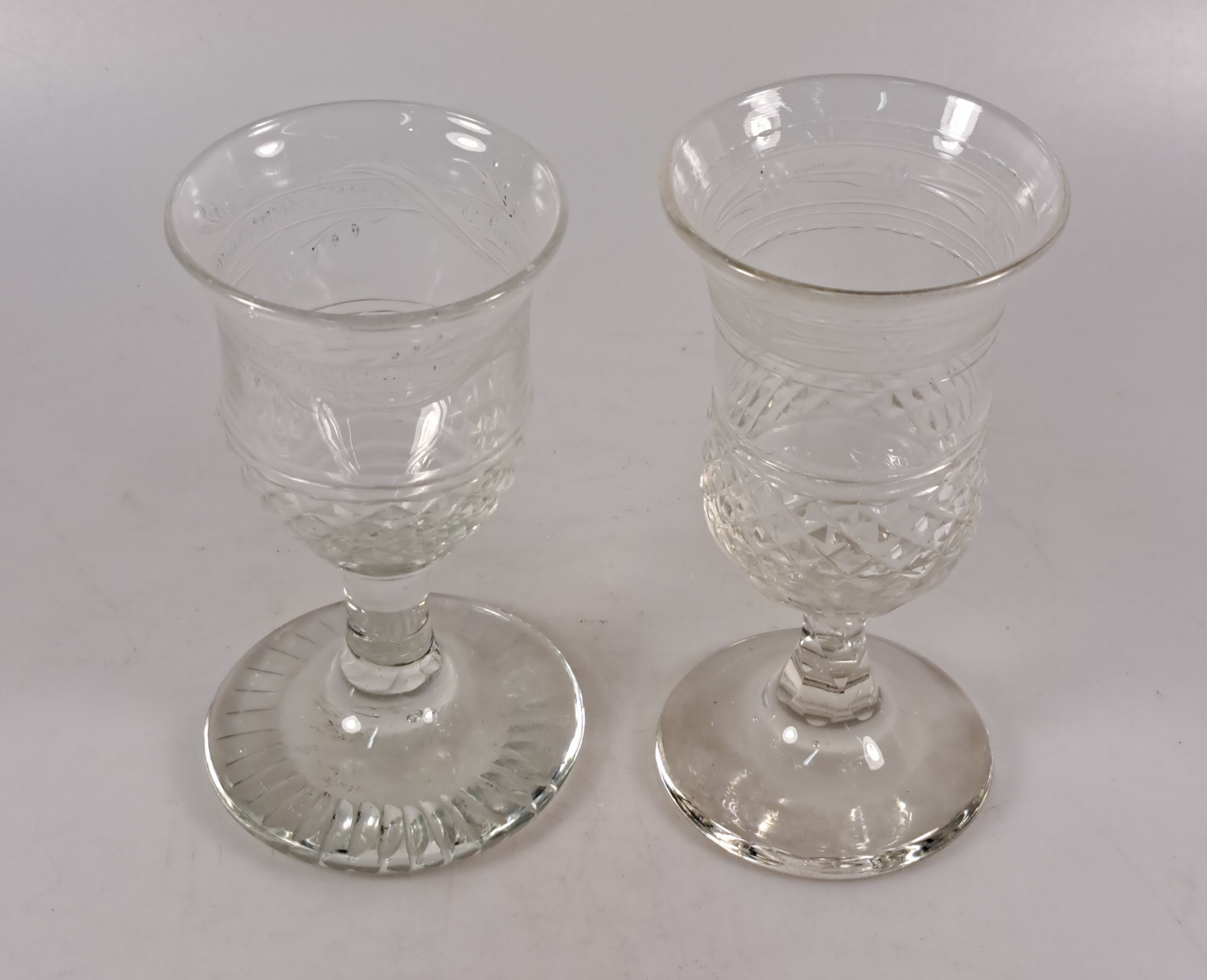 Detail i: 8 Weingläser im Biedermeierstil, 19.Jh., farbloses Glas, geätzt, H. 13 cm