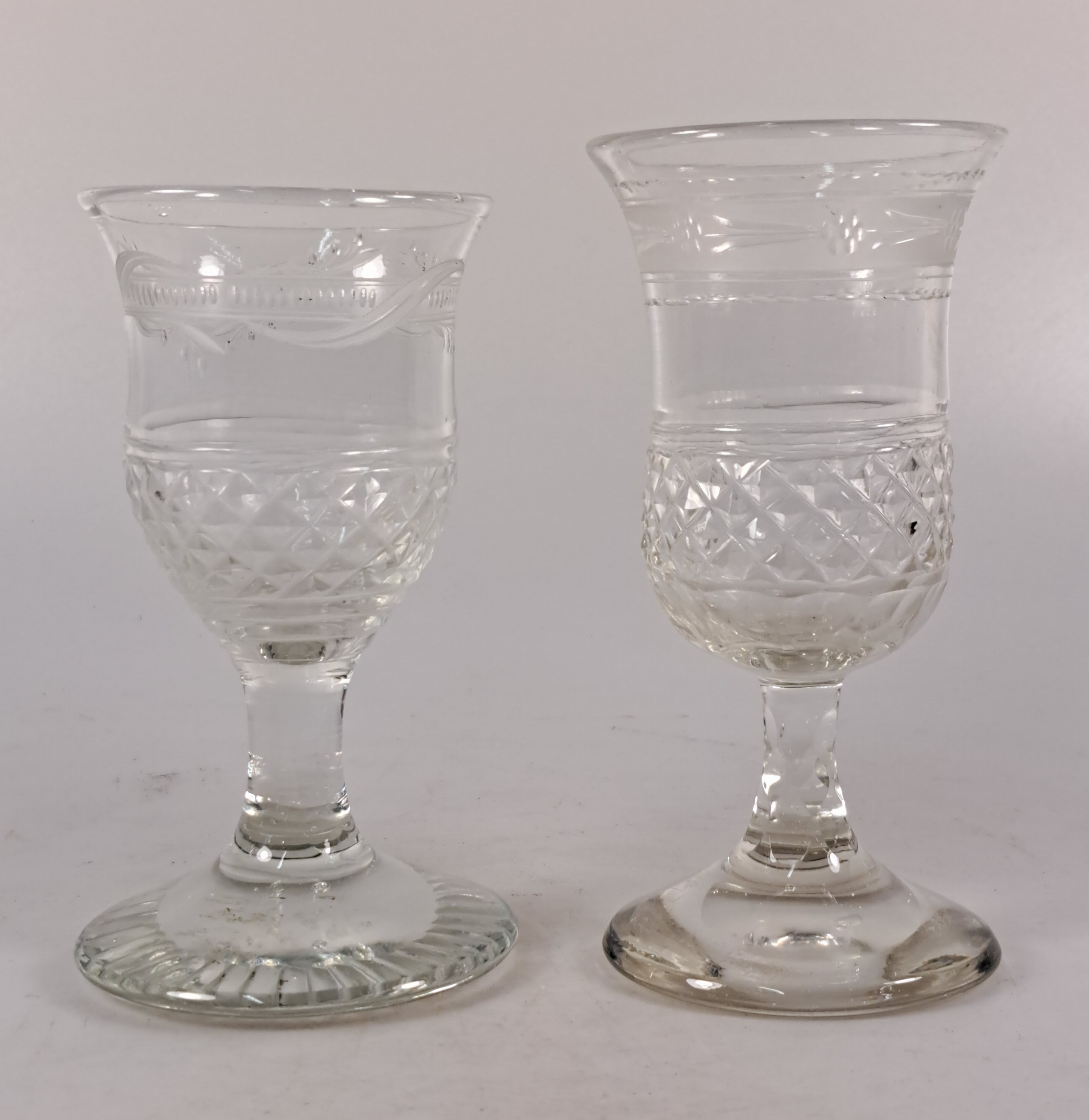Detail j: 8 Weingläser im Biedermeierstil, 19.Jh., farbloses Glas, geätzt, H. 13 cm