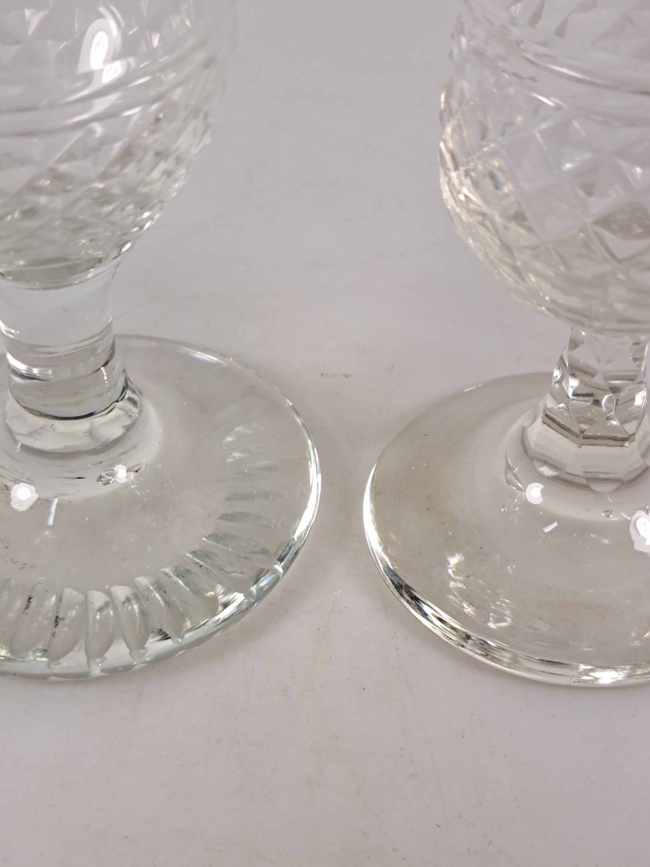 Detail k: 8 Weingläser im Biedermeierstil, 19.Jh., farbloses Glas, geätzt, H. 13 cm
