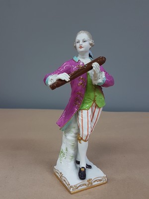 27010133a - Porzellanfigur, KPM Berlin, um 1900, Flötenspieler, bunt bemalt, min. best. am ...