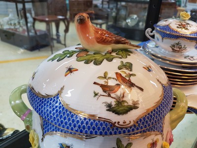 27010137f - Speiseservice Rothschild mit blauem Schuppendekor, Herend, Ungarn, Porzellan, ...