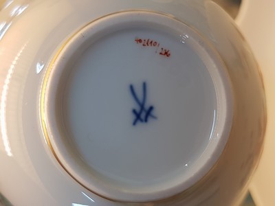 27010143f - Kaffeeservice, Meissen, 20. Jh., 1. Wahl, Kakiemondekor mit Kranich und Löwen, bunt ...