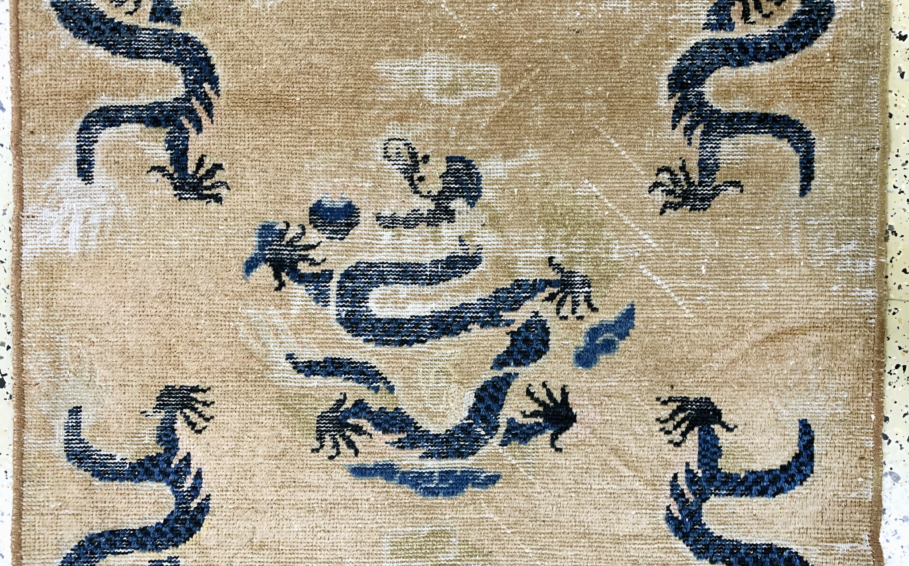 Detail b: Ning-Hsia"Drachen-Teppich", China, Anfang 19.Jhd, Wolle auf Baumwolle, ca. 176 x 103 cm,EHZ: 3(Rückseite mit ...