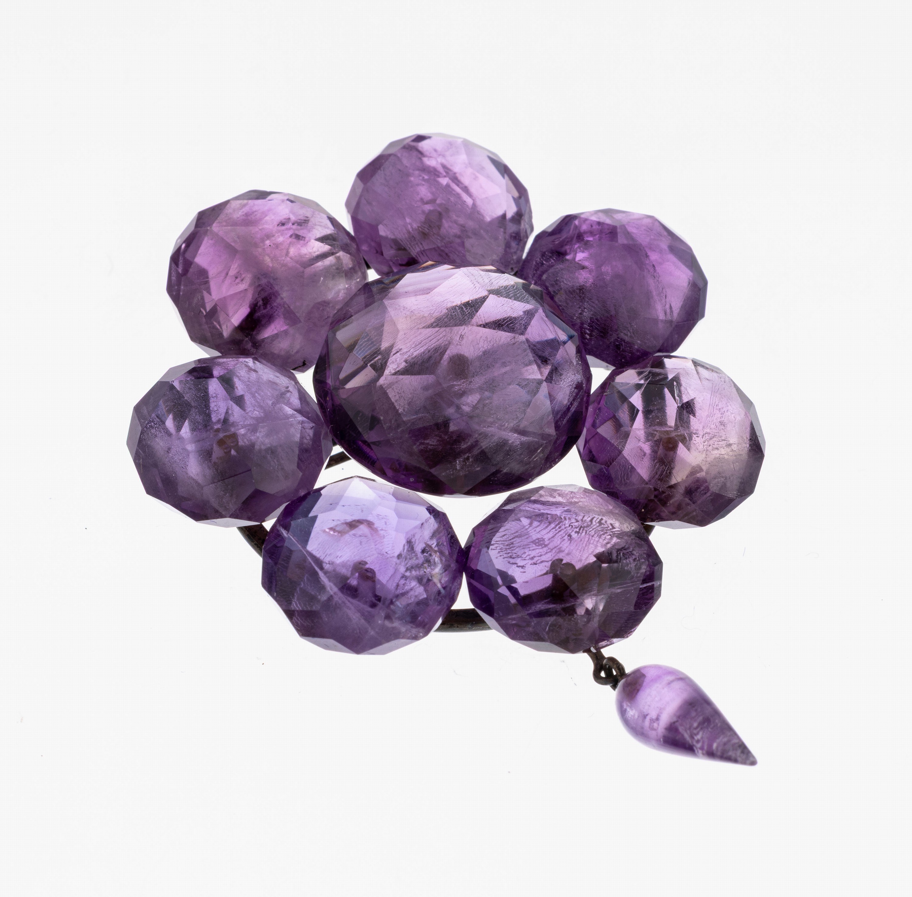 Image 27010212 - Amethyst-Brosche, Idar-Oberstein um 1890, Montur 835er Silber, stil. Blüte, 8 ...
