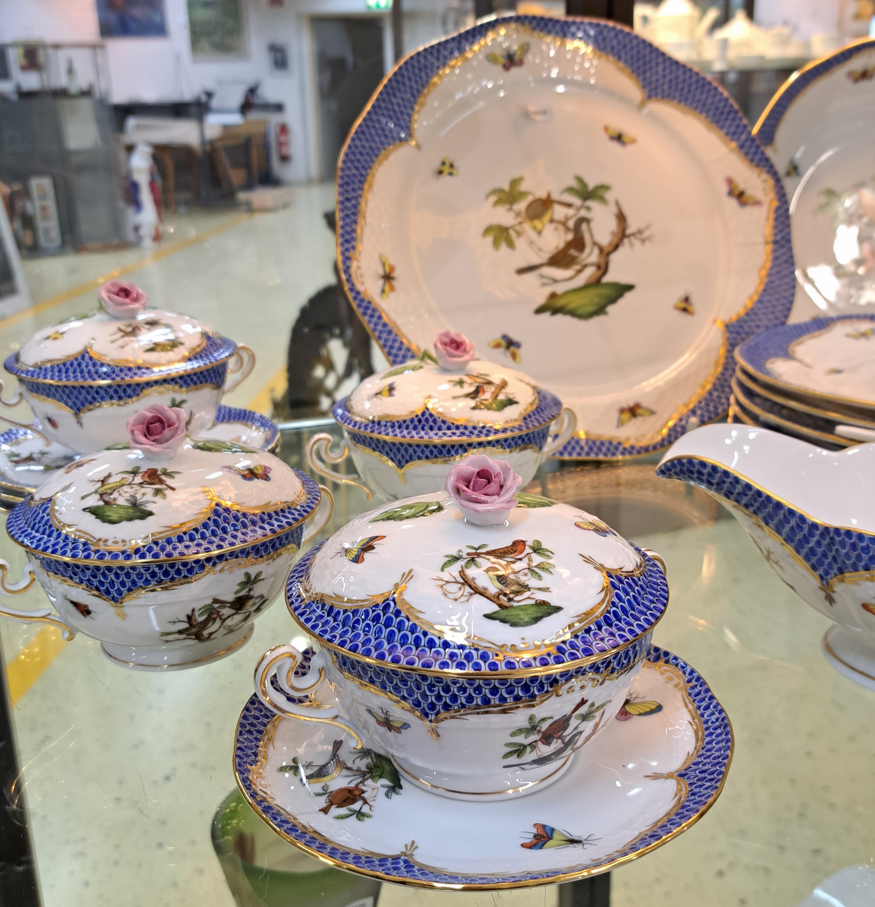 Detail a: Speiseservice Rothschild mit blauem Schuppenmuster, Herend, Ungarn, Porzellan, handbemalt, Goldstaffage, 6 Suppentassen mit Deckel und UT, 6 ...
