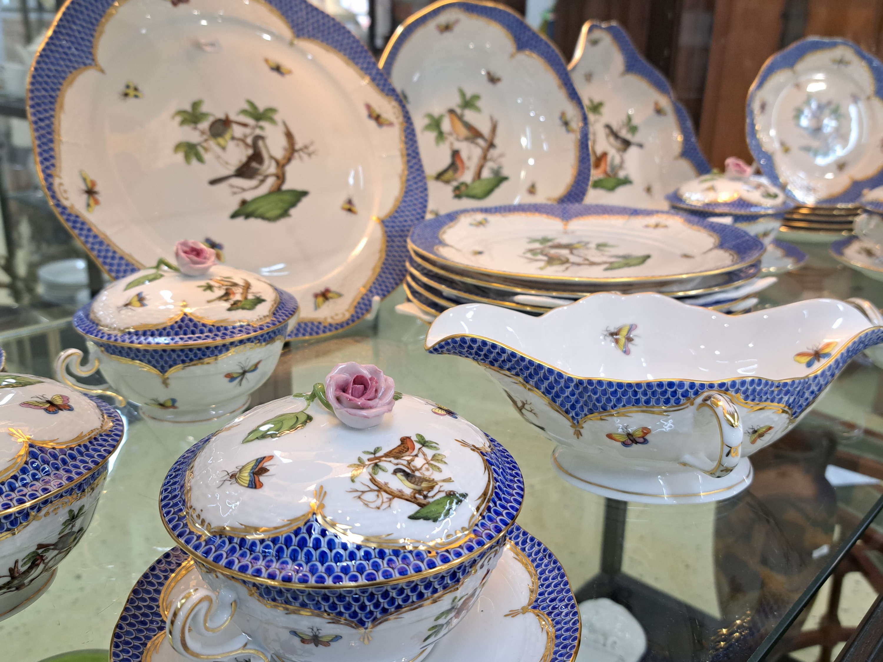Detail b: Speiseservice Rothschild mit blauem Schuppenmuster, Herend, Ungarn, Porzellan, handbemalt, Goldstaffage, 6 Suppentassen mit Deckel und UT, 6 ...