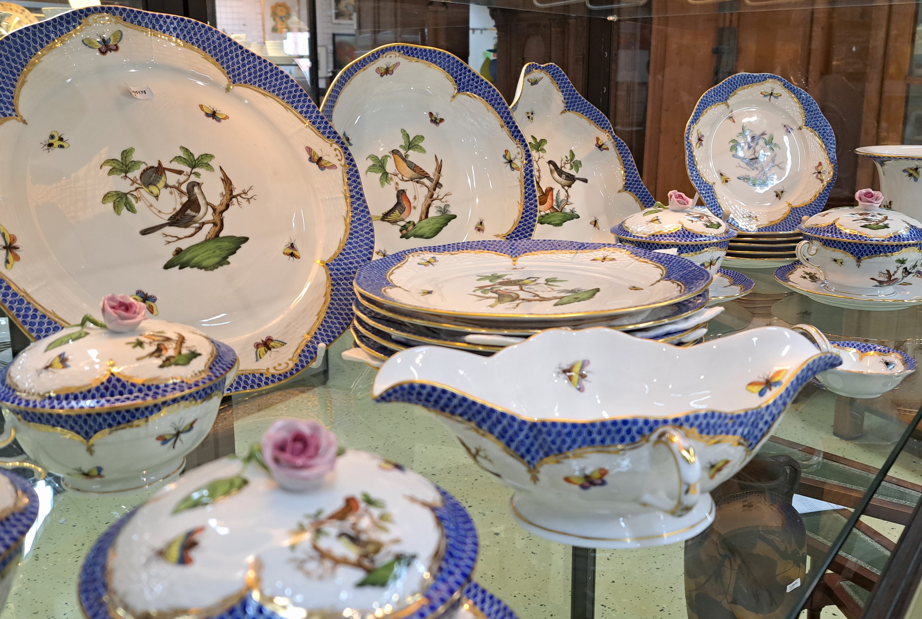Detail c: Speiseservice Rothschild mit blauem Schuppenmuster, Herend, Ungarn, Porzellan, handbemalt, Goldstaffage, 6 Suppentassen mit Deckel und UT, 6 ...