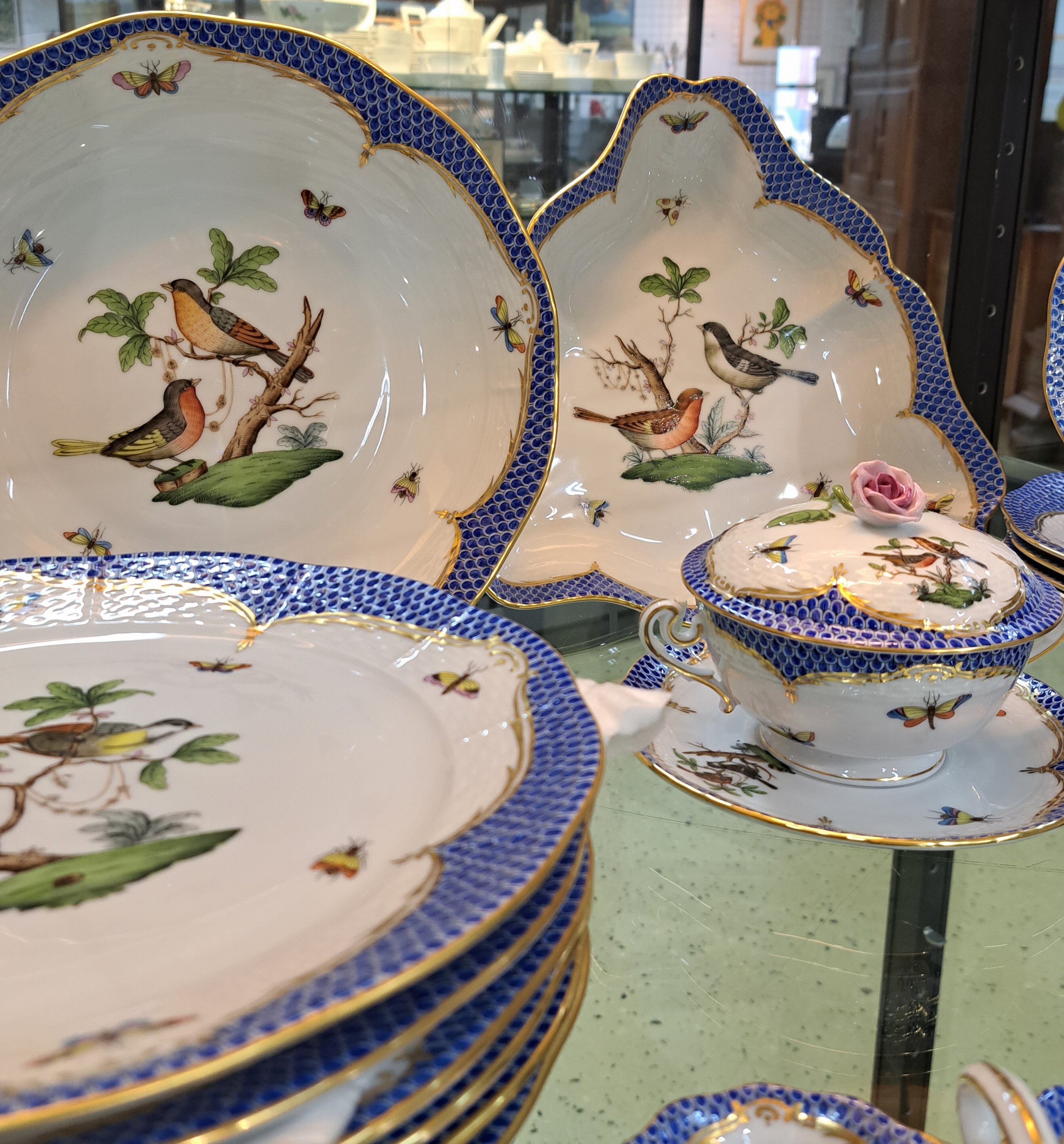 Detail d: Speiseservice Rothschild mit blauem Schuppenmuster, Herend, Ungarn, Porzellan, handbemalt, Goldstaffage, 6 Suppentassen mit Deckel und UT, 6 ...