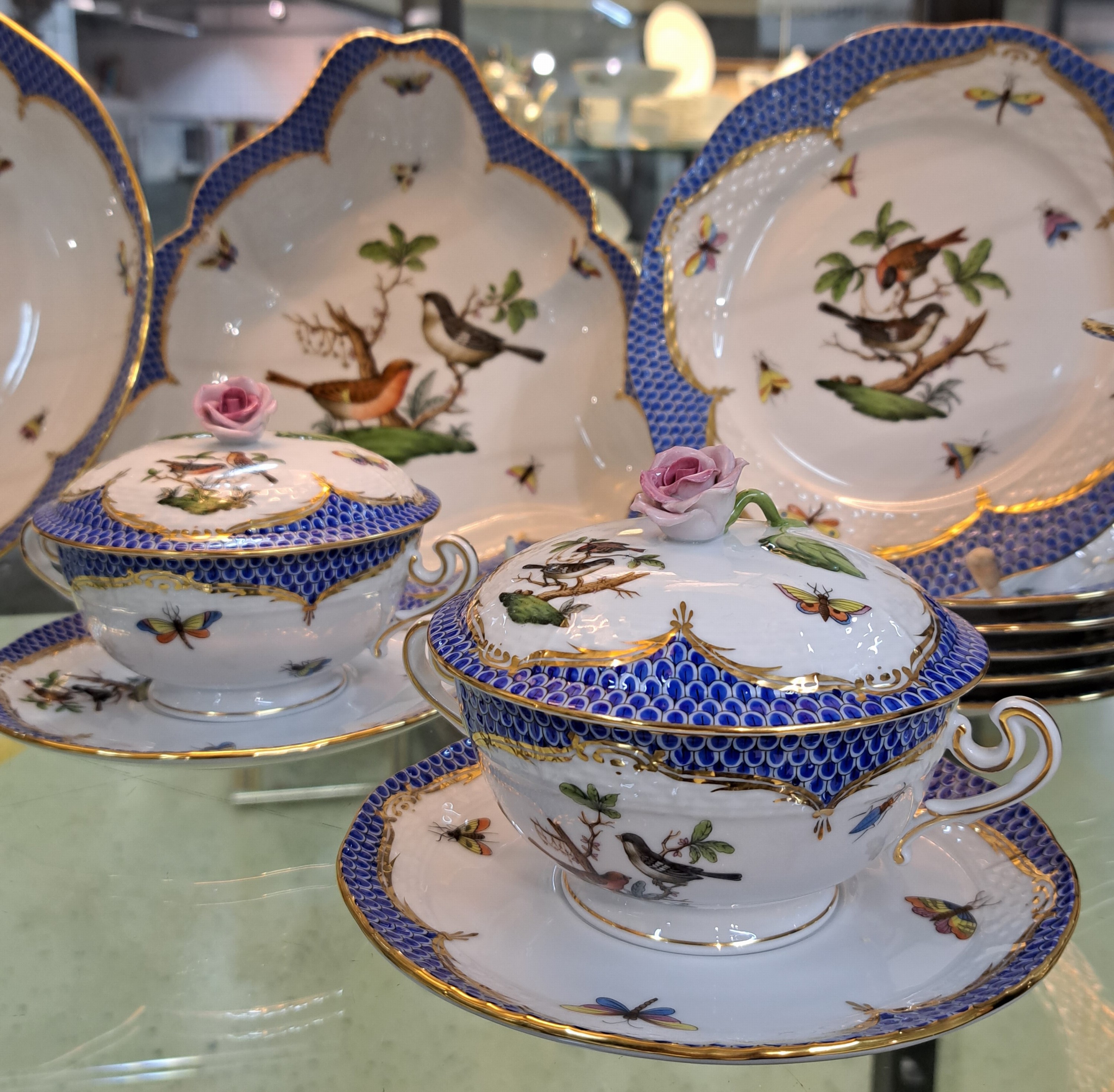 Detail e: Speiseservice Rothschild mit blauem Schuppenmuster, Herend, Ungarn, Porzellan, handbemalt, Goldstaffage, 6 Suppentassen mit Deckel und UT, 6 ...