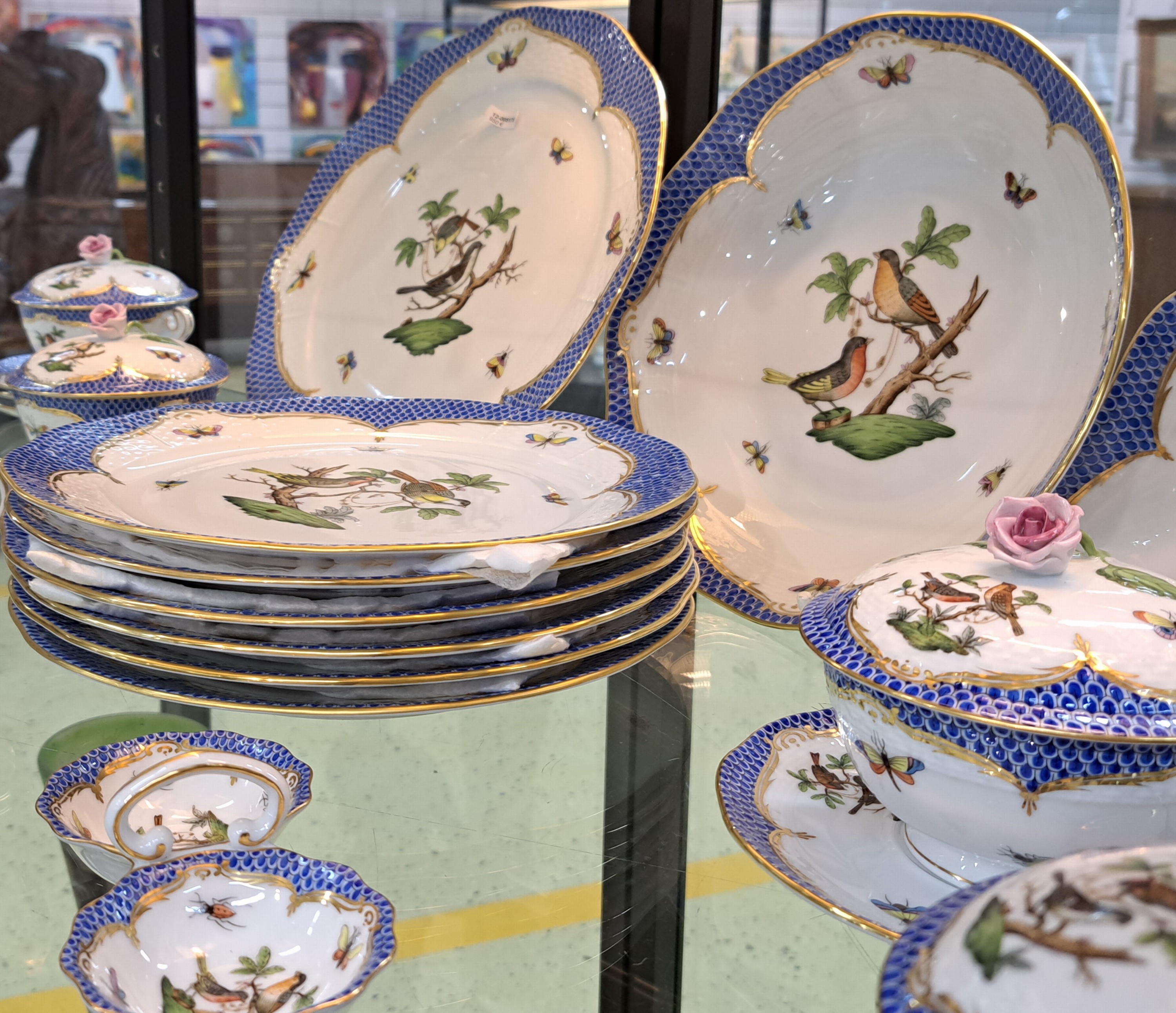 Detail f: Speiseservice Rothschild mit blauem Schuppenmuster, Herend, Ungarn, Porzellan, handbemalt, Goldstaffage, 6 Suppentassen mit Deckel und UT, 6 ...
