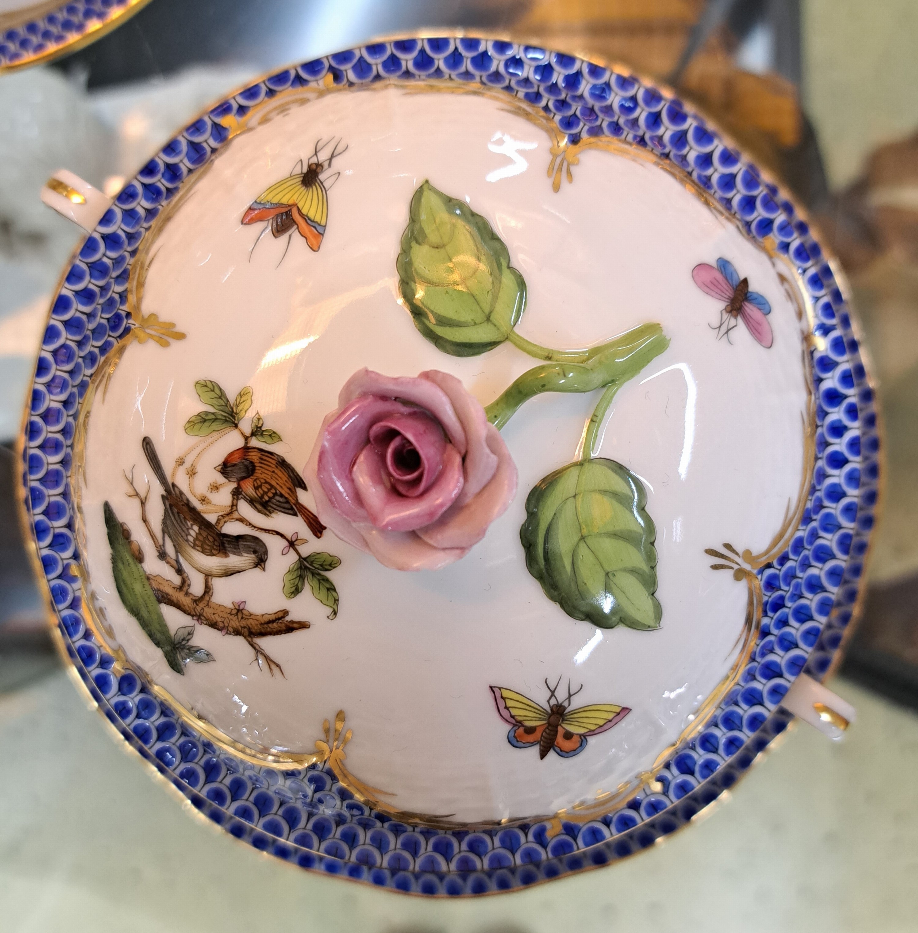 Detail h: Speiseservice Rothschild mit blauem Schuppenmuster, Herend, Ungarn, Porzellan, handbemalt, Goldstaffage, 6 Suppentassen mit Deckel und UT, 6 ...