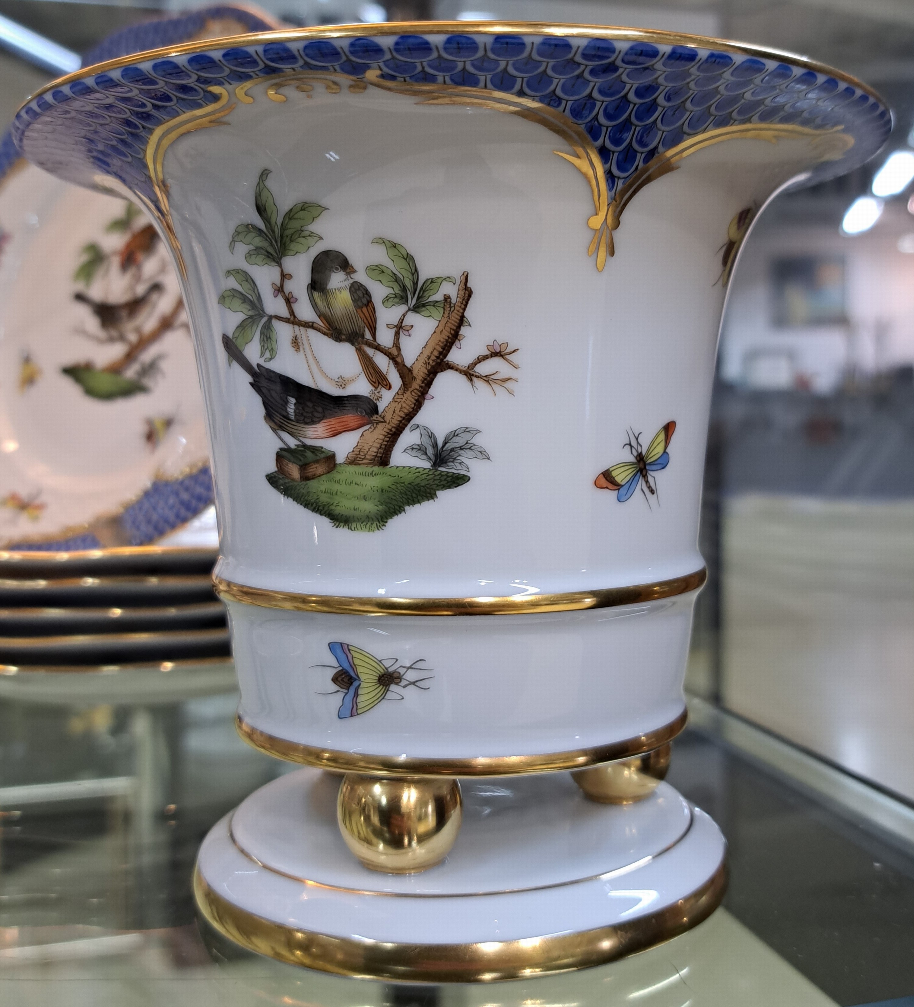 Detail i: Speiseservice Rothschild mit blauem Schuppenmuster, Herend, Ungarn, Porzellan, handbemalt, Goldstaffage, 6 Suppentassen mit Deckel und UT, 6 ...