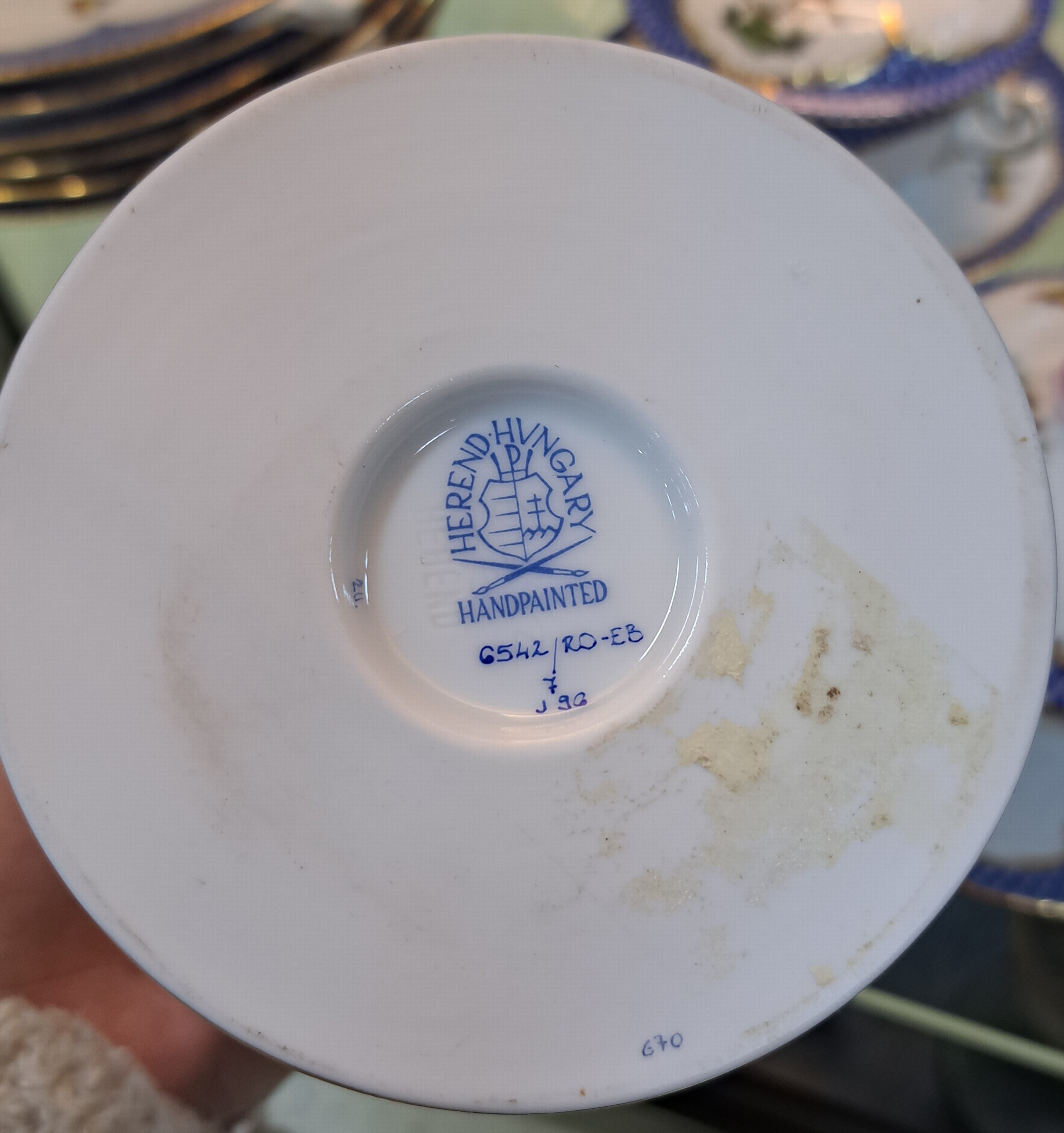 Detail j: Speiseservice Rothschild mit blauem Schuppenmuster, Herend, Ungarn, Porzellan, handbemalt, Goldstaffage, 6 Suppentassen mit Deckel und UT, 6 ...