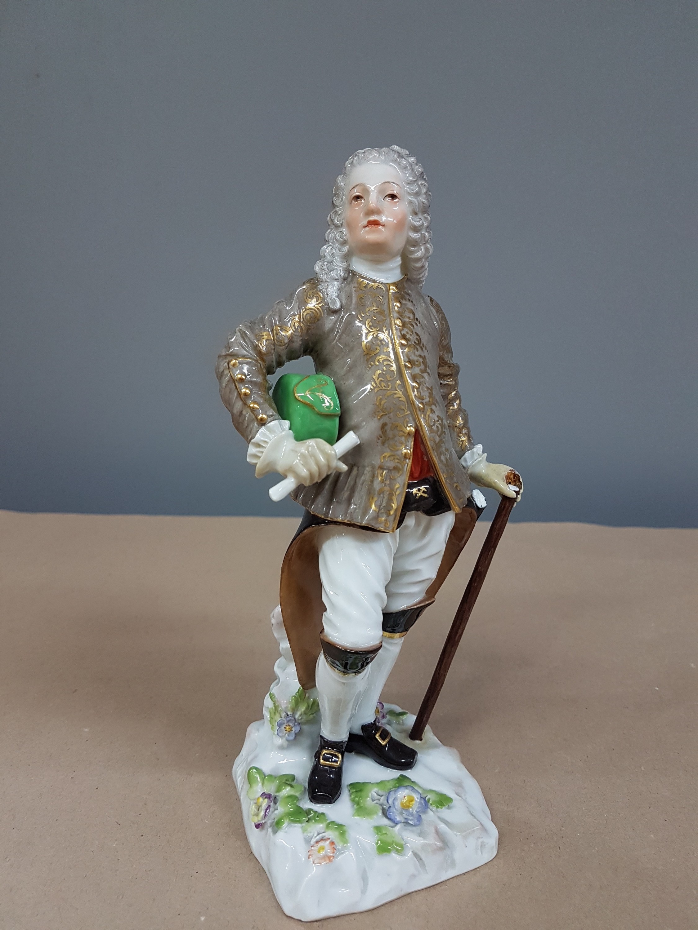 Detail a: Porzellanfigur Bergmann als Schichtmeister, Meissen, Pfeifferzeit, Porzellan, farbig und goldstaffiert, Nr. 1340, Kopf der Spitzhacke und ...