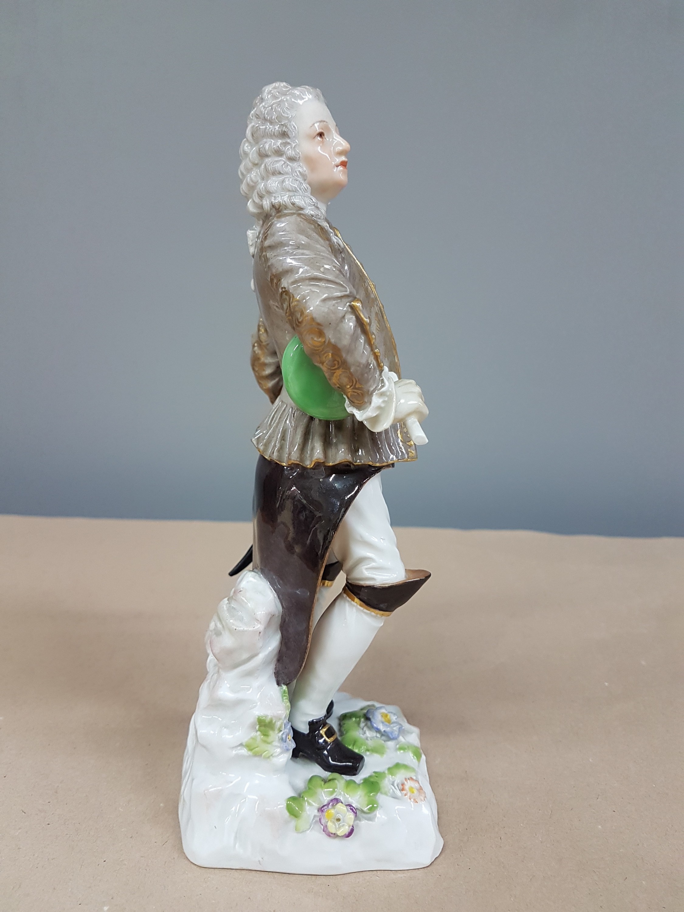 Detail b: Porzellanfigur Bergmann als Schichtmeister, Meissen, Pfeifferzeit, Porzellan, farbig und goldstaffiert, Nr. 1340, Kopf der Spitzhacke und ...