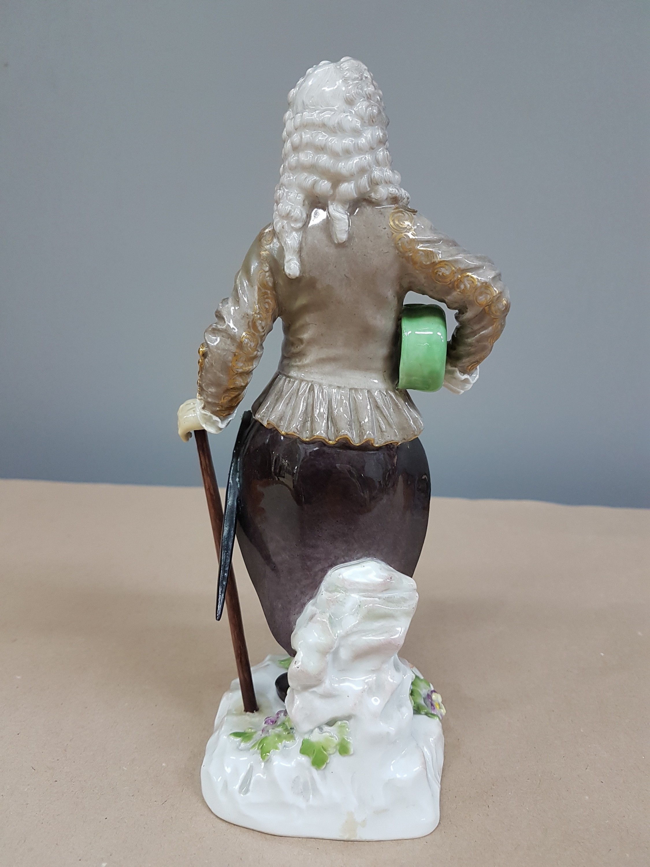 Detail c: Porzellanfigur Bergmann als Schichtmeister, Meissen, Pfeifferzeit, Porzellan, farbig und goldstaffiert, Nr. 1340, Kopf der Spitzhacke und ...