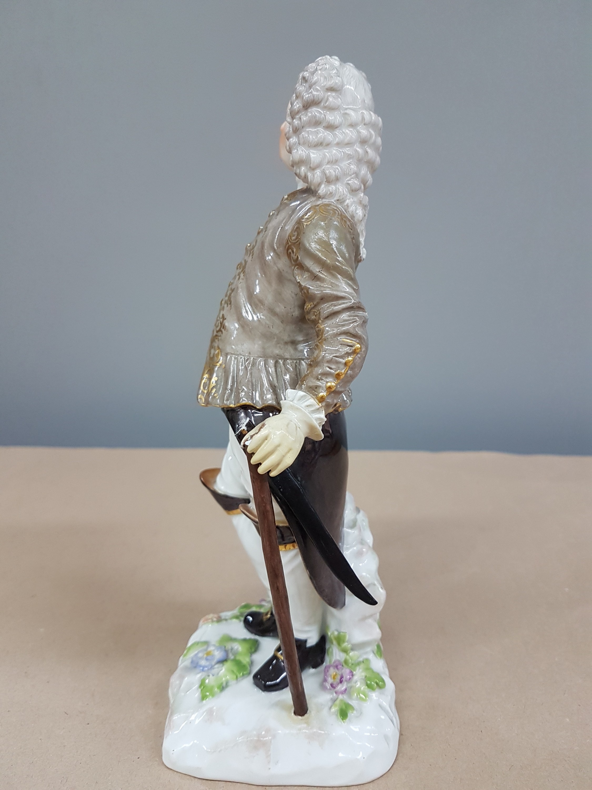 Detail d: Porzellanfigur Bergmann als Schichtmeister, Meissen, Pfeifferzeit, Porzellan, farbig und goldstaffiert, Nr. 1340, Kopf der Spitzhacke und ...