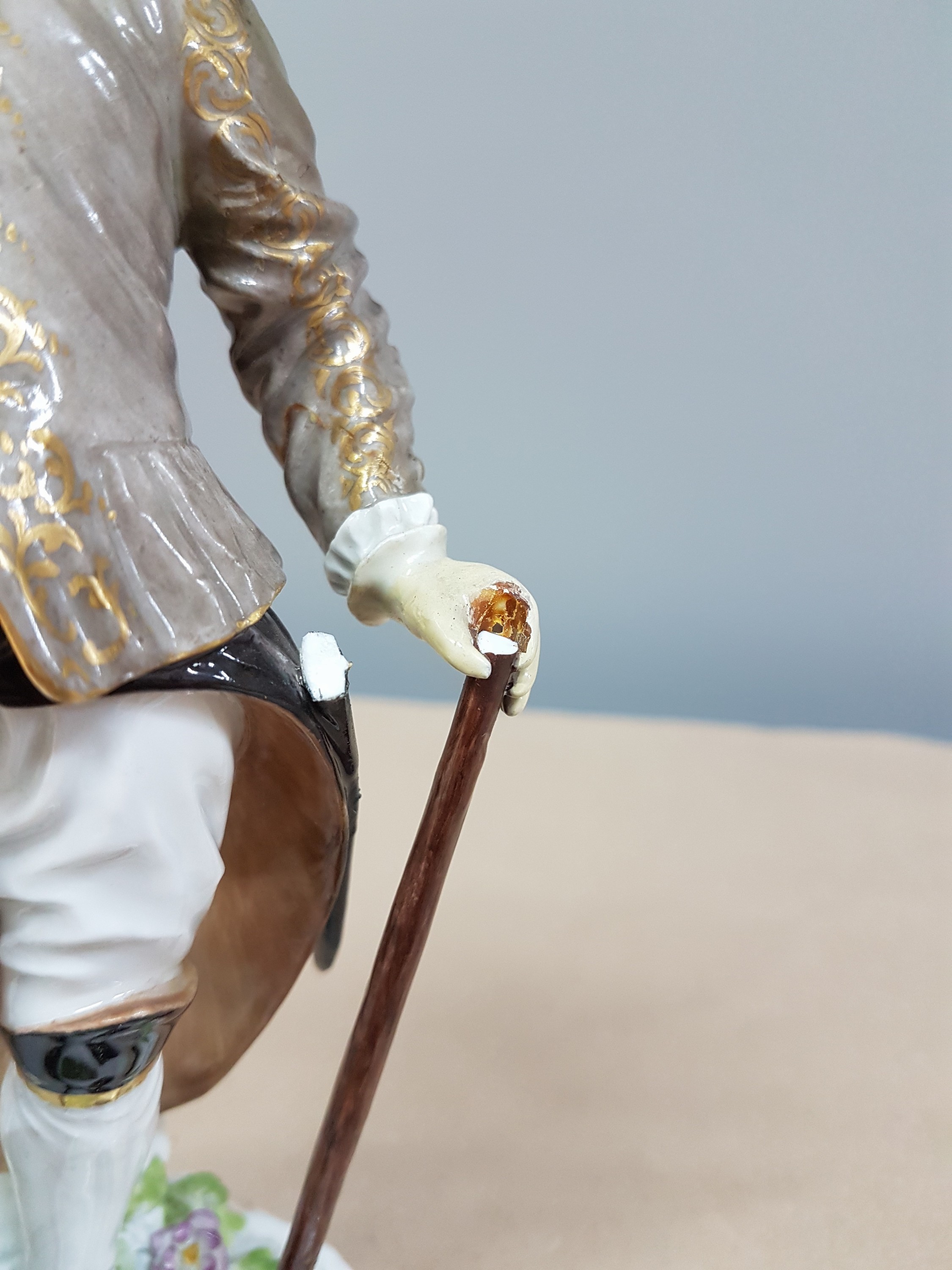 Detail e: Porzellanfigur Bergmann als Schichtmeister, Meissen, Pfeifferzeit, Porzellan, farbig und goldstaffiert, Nr. 1340, Kopf der Spitzhacke und ...