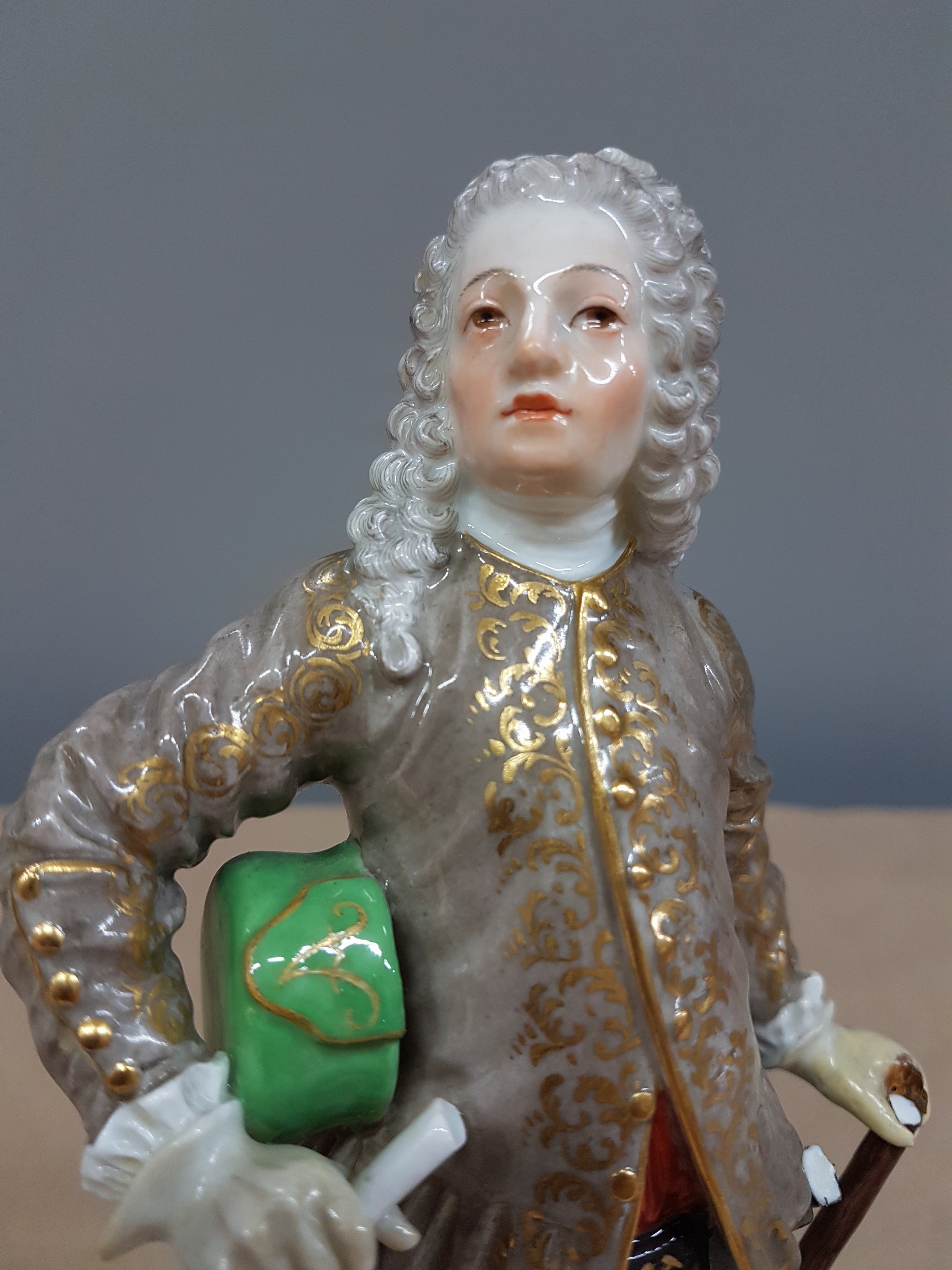Detail f: Porzellanfigur Bergmann als Schichtmeister, Meissen, Pfeifferzeit, Porzellan, farbig und goldstaffiert, Nr. 1340, Kopf der Spitzhacke und ...