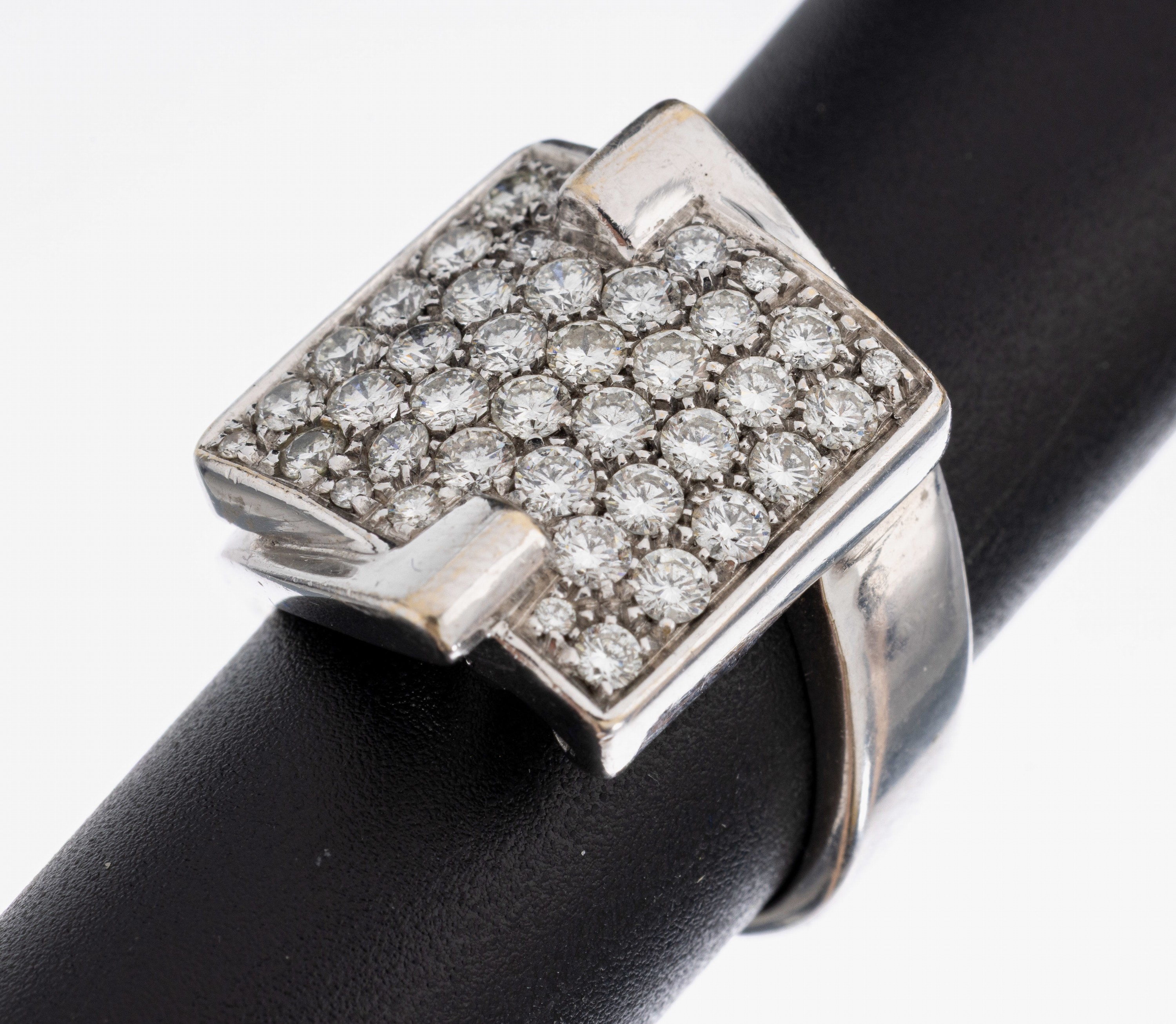 Image 27010229 - 18 kt Gold Brillant Ring, WG 750/000, 40 Brillanten zus. ca. 1.30 ct Weiß/si, ca. 16.3 ...