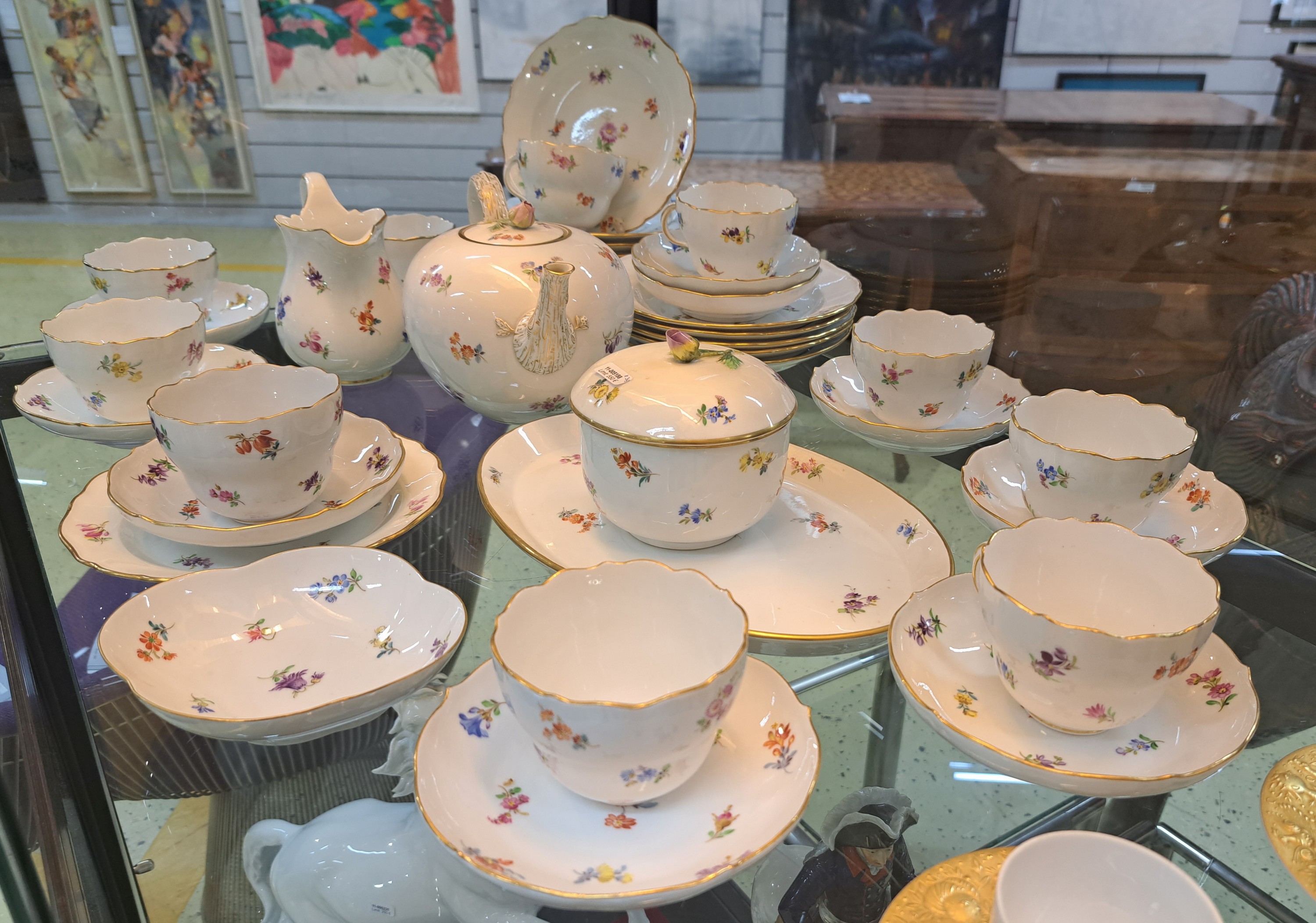 Detail a: Service für 10 Personen, Meissen, 20. Jh., 1. Wahl, Dekor gestreute Blumen, Goldränder, 10 Tassen mit Untertassen, 9 Kuchenteller 17.5cm, 5 ...