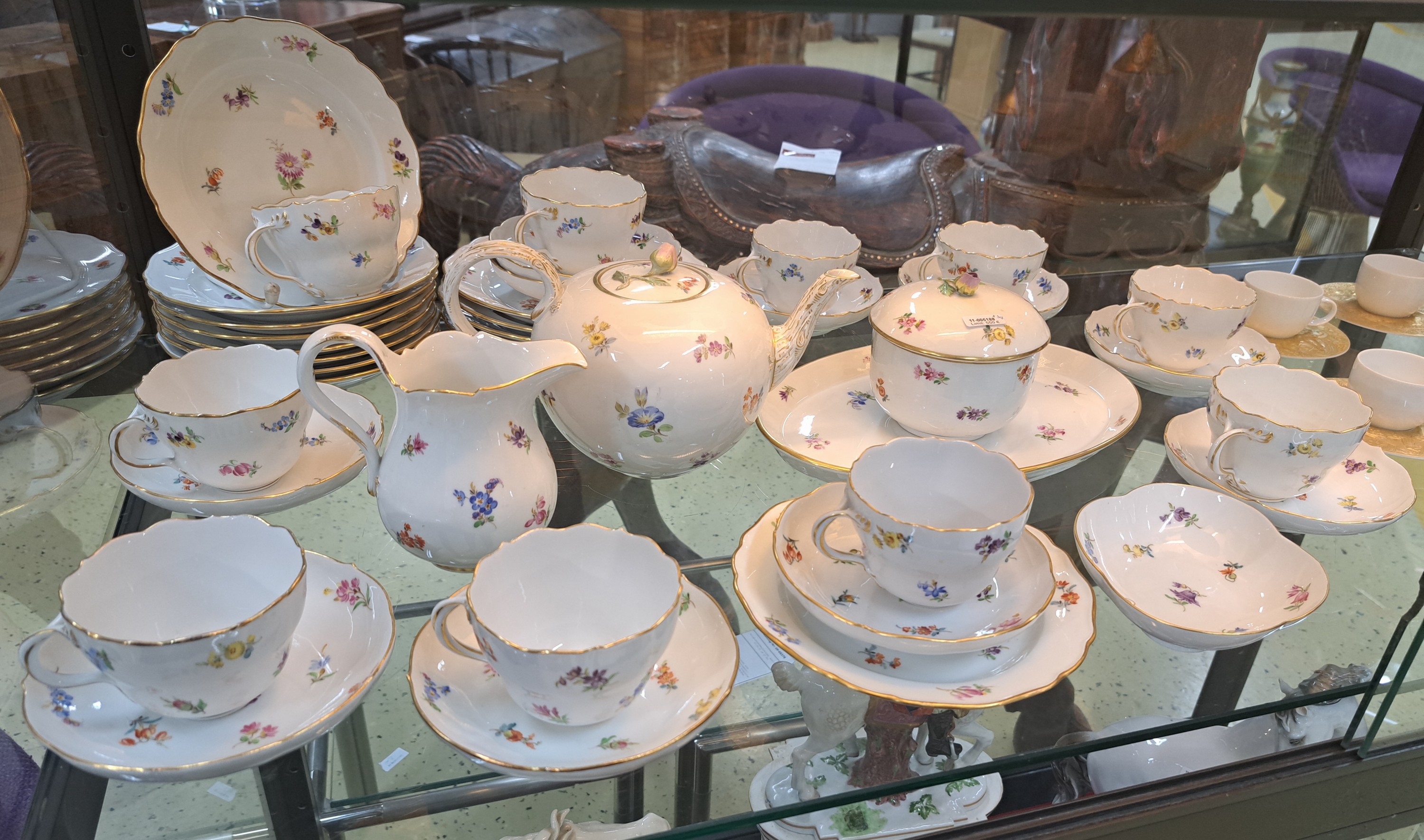 Detail b: Service für 10 Personen, Meissen, 20. Jh., 1. Wahl, Dekor gestreute Blumen, Goldränder, 10 Tassen mit Untertassen, 9 Kuchenteller 17.5cm, 5 ...