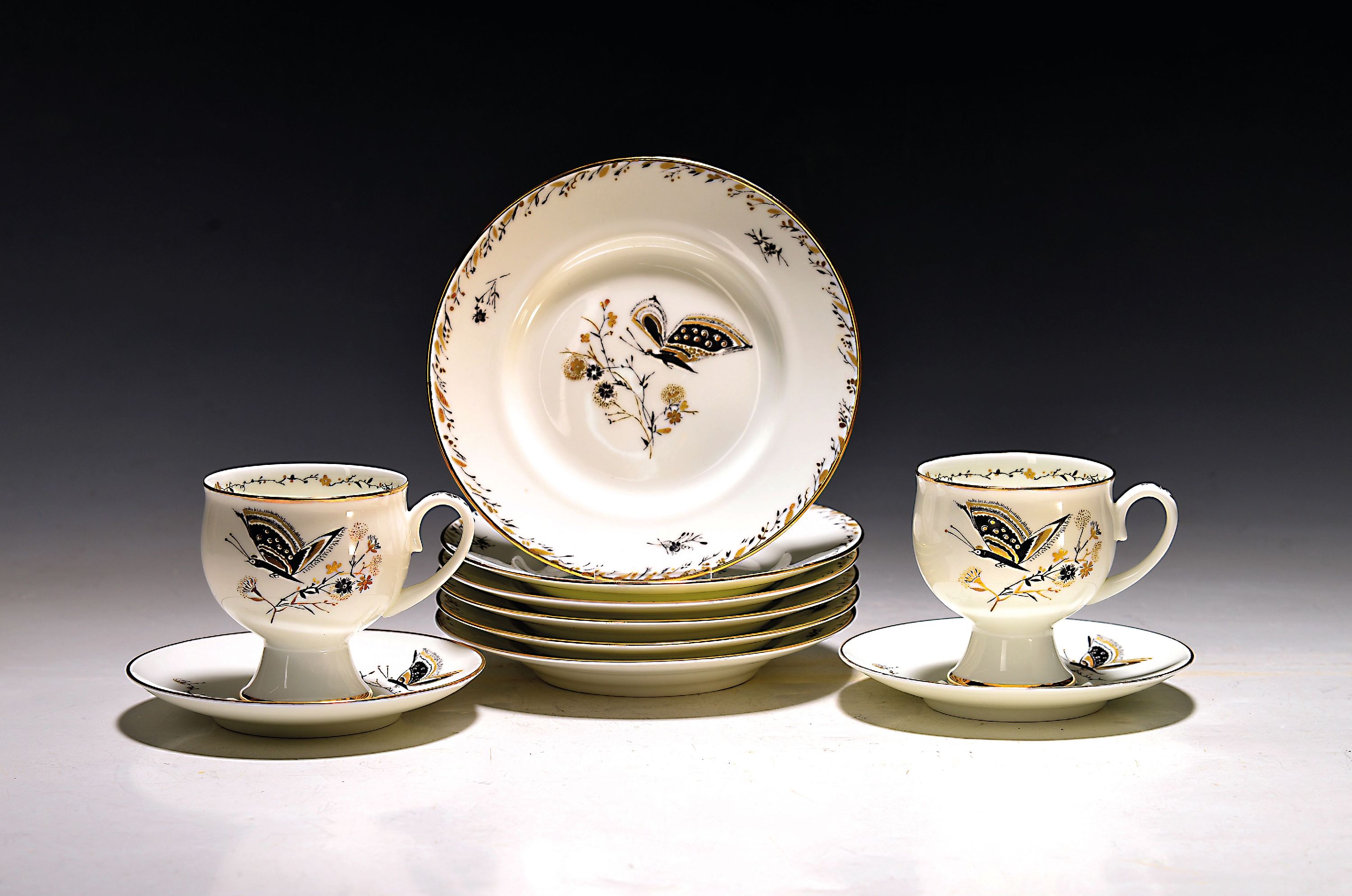 Image 27010232 - 6 Gedecke, Lomonossov St. Petersburg, 20. Jh., Porzellan mit schwarz-goldenem Dekor von ...