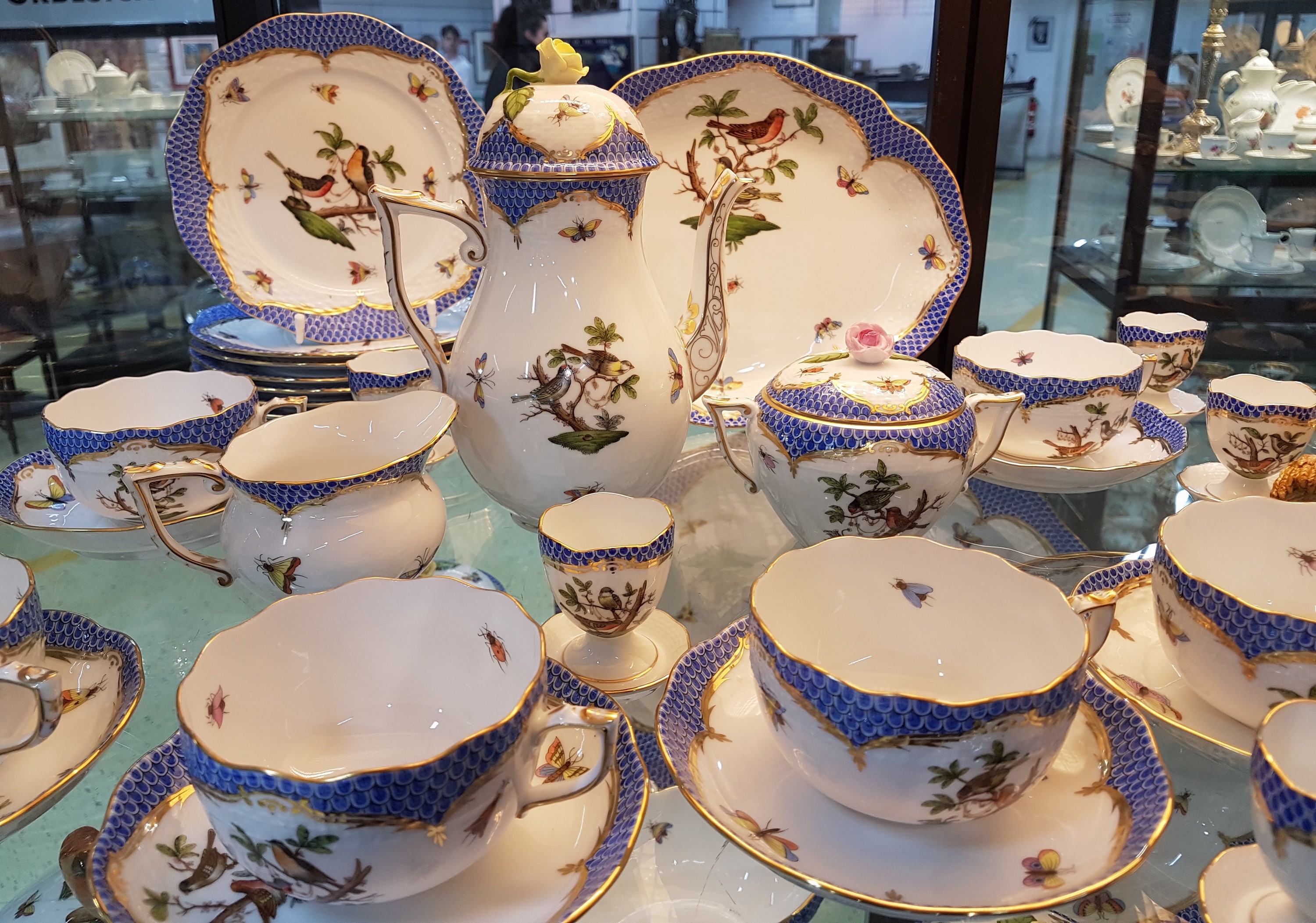 Detail a: Frühstückservice für 6 Personen, Herend Ungarn, 20. Jh., Dekor Rothschild mit blauem Schuppendekor, Kaffeekanne, Milchkännchen, Zuckerdose, 6 ...