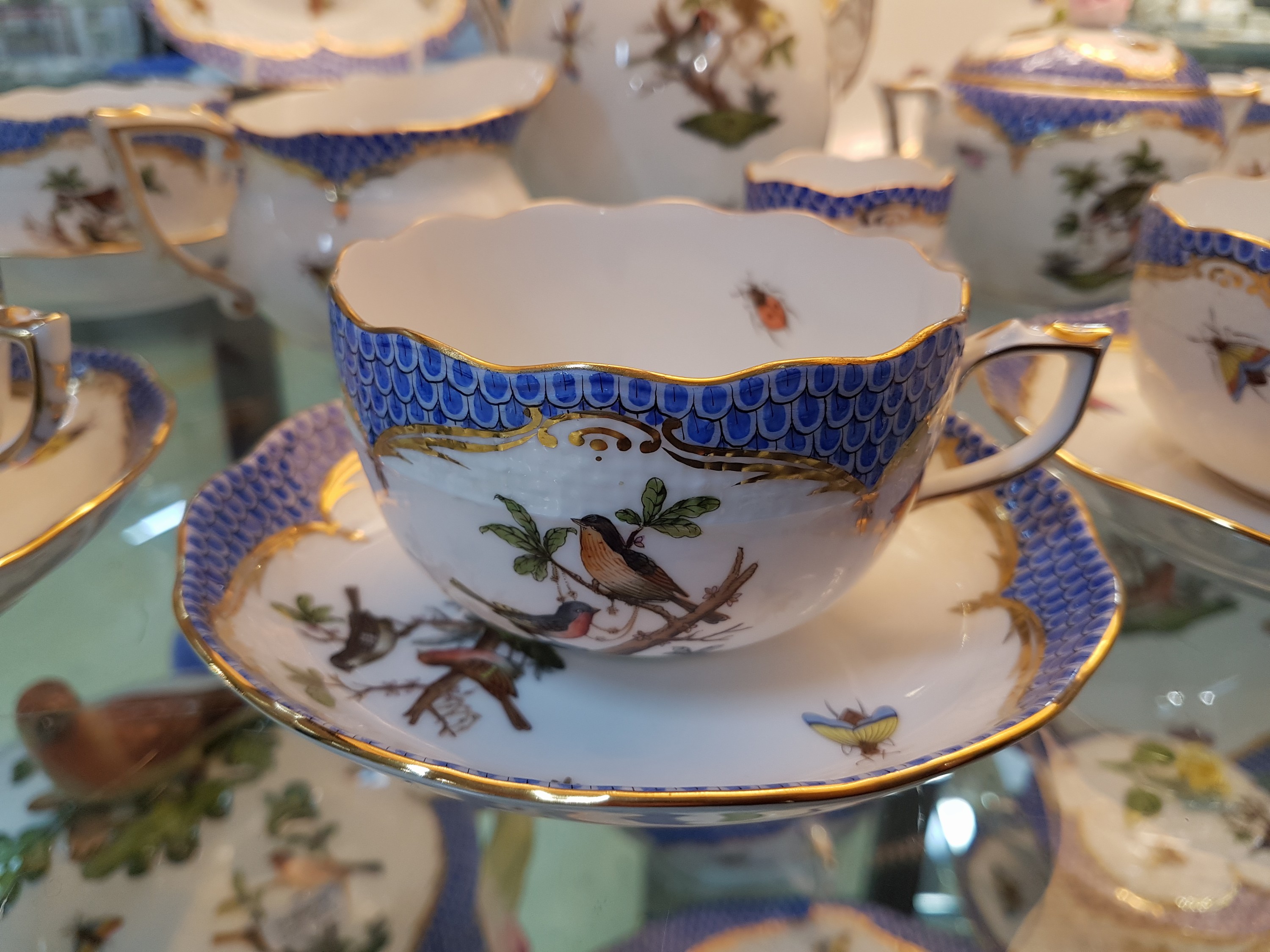 Detail b: Frühstückservice für 6 Personen, Herend Ungarn, 20. Jh., Dekor Rothschild mit blauem Schuppendekor, Kaffeekanne, Milchkännchen, Zuckerdose, 6 ...