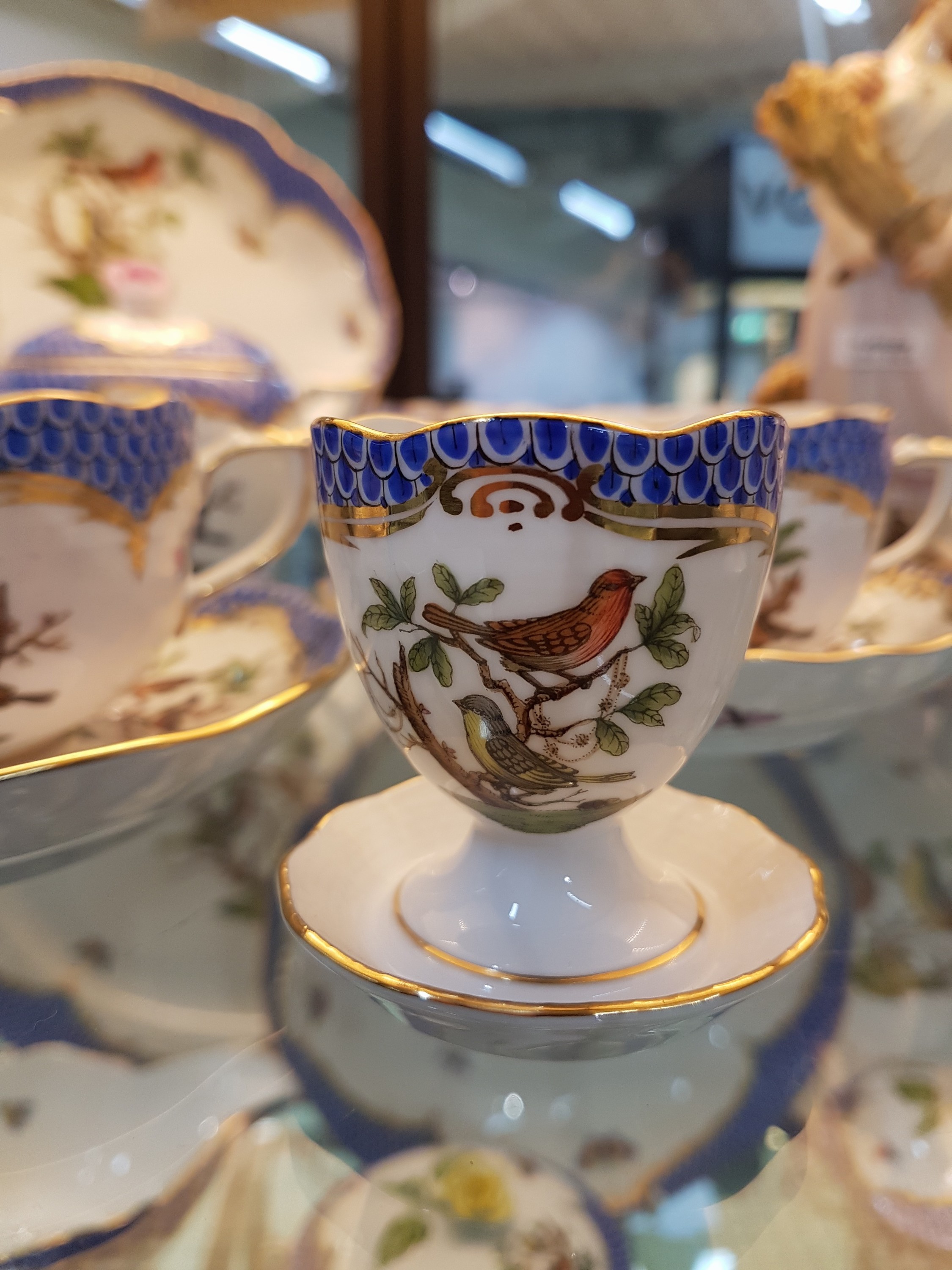 Detail c: Frühstückservice für 6 Personen, Herend Ungarn, 20. Jh., Dekor Rothschild mit blauem Schuppendekor, Kaffeekanne, Milchkännchen, Zuckerdose, 6 ...