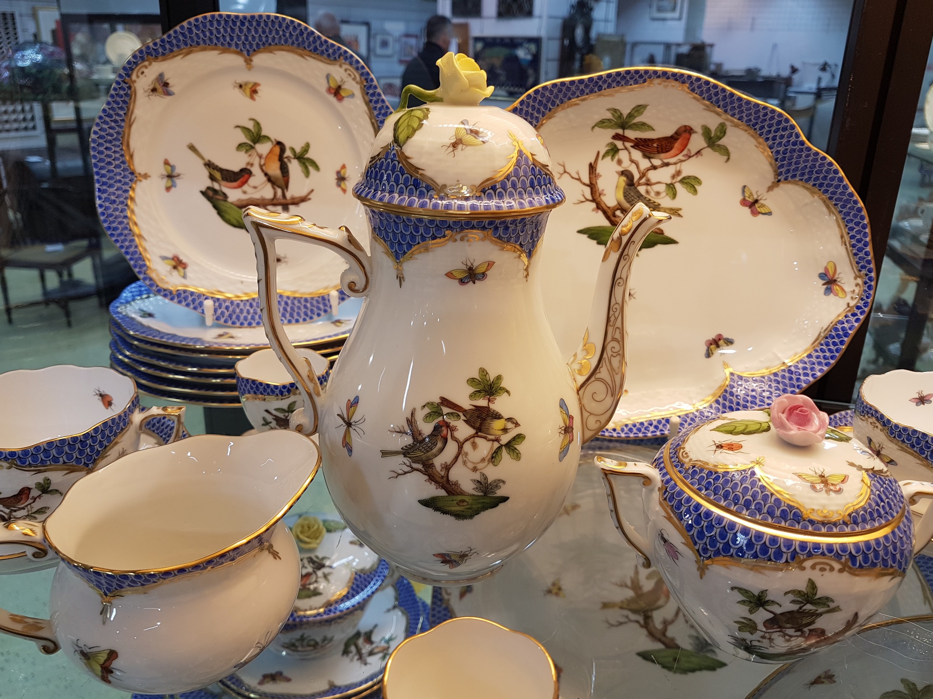 Detail d: Frühstückservice für 6 Personen, Herend Ungarn, 20. Jh., Dekor Rothschild mit blauem Schuppendekor, Kaffeekanne, Milchkännchen, Zuckerdose, 6 ...