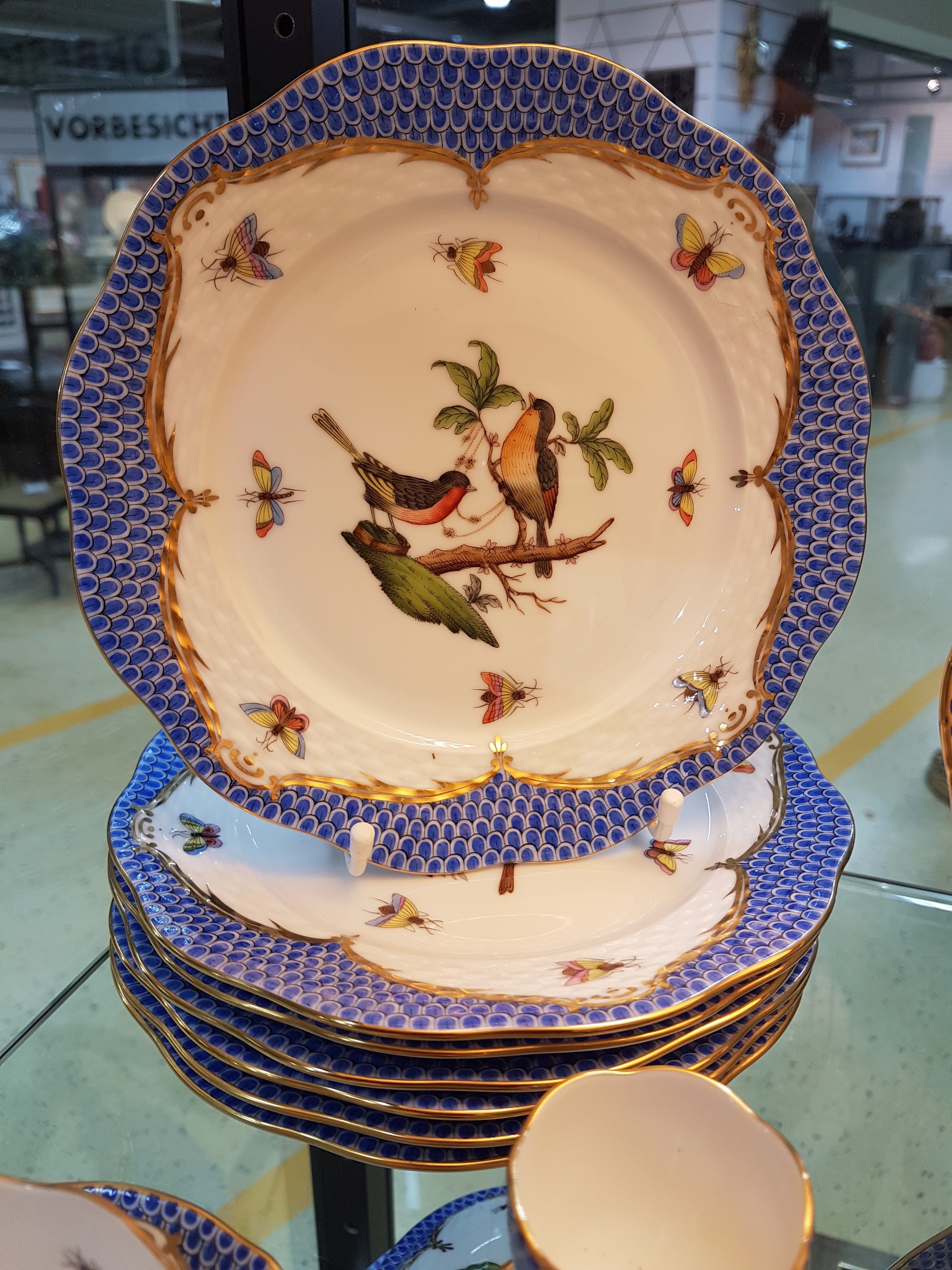Detail e: Frühstückservice für 6 Personen, Herend Ungarn, 20. Jh., Dekor Rothschild mit blauem Schuppendekor, Kaffeekanne, Milchkännchen, Zuckerdose, 6 ...