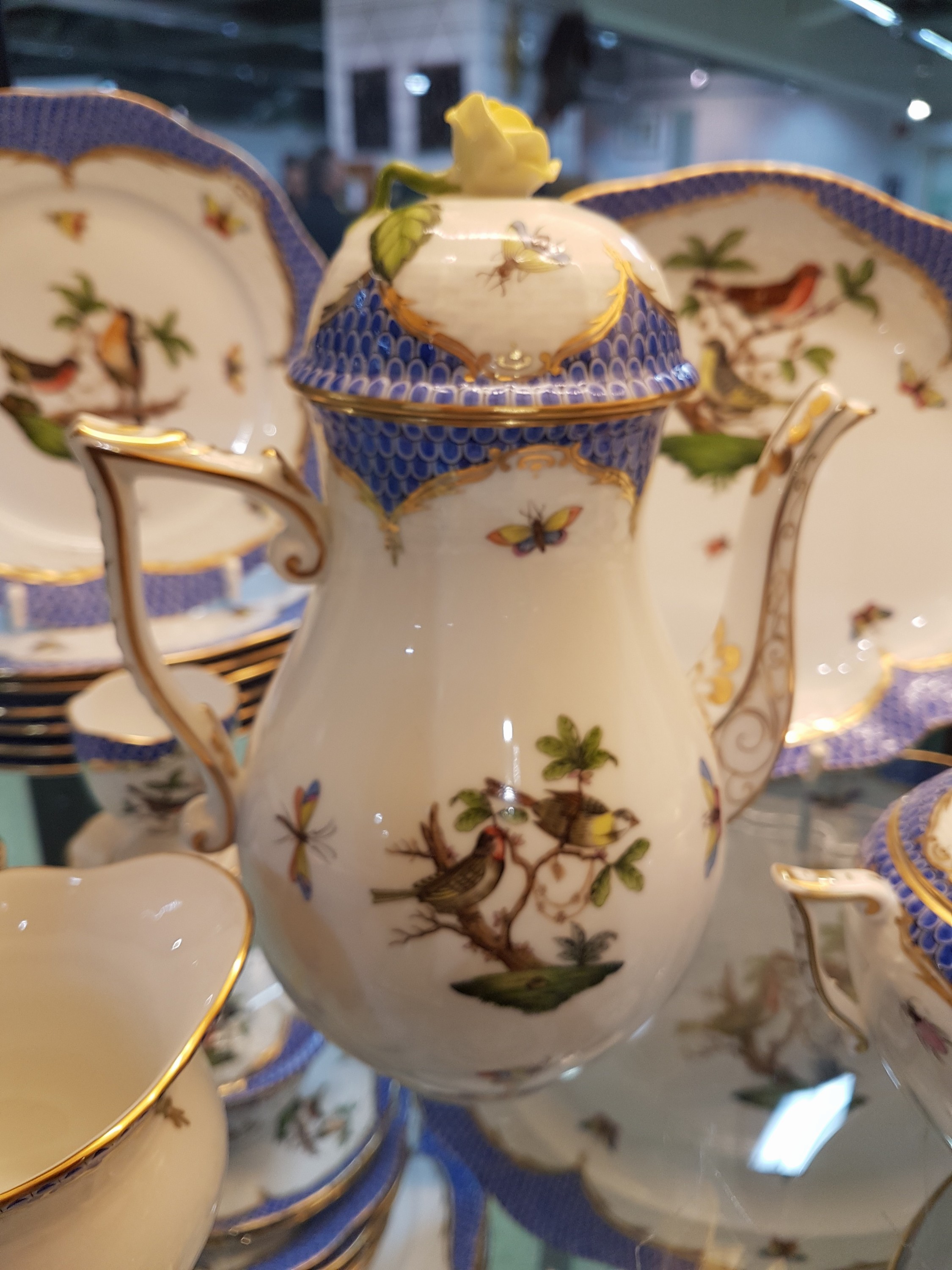 Detail f: Frühstückservice für 6 Personen, Herend Ungarn, 20. Jh., Dekor Rothschild mit blauem Schuppendekor, Kaffeekanne, Milchkännchen, Zuckerdose, 6 ...