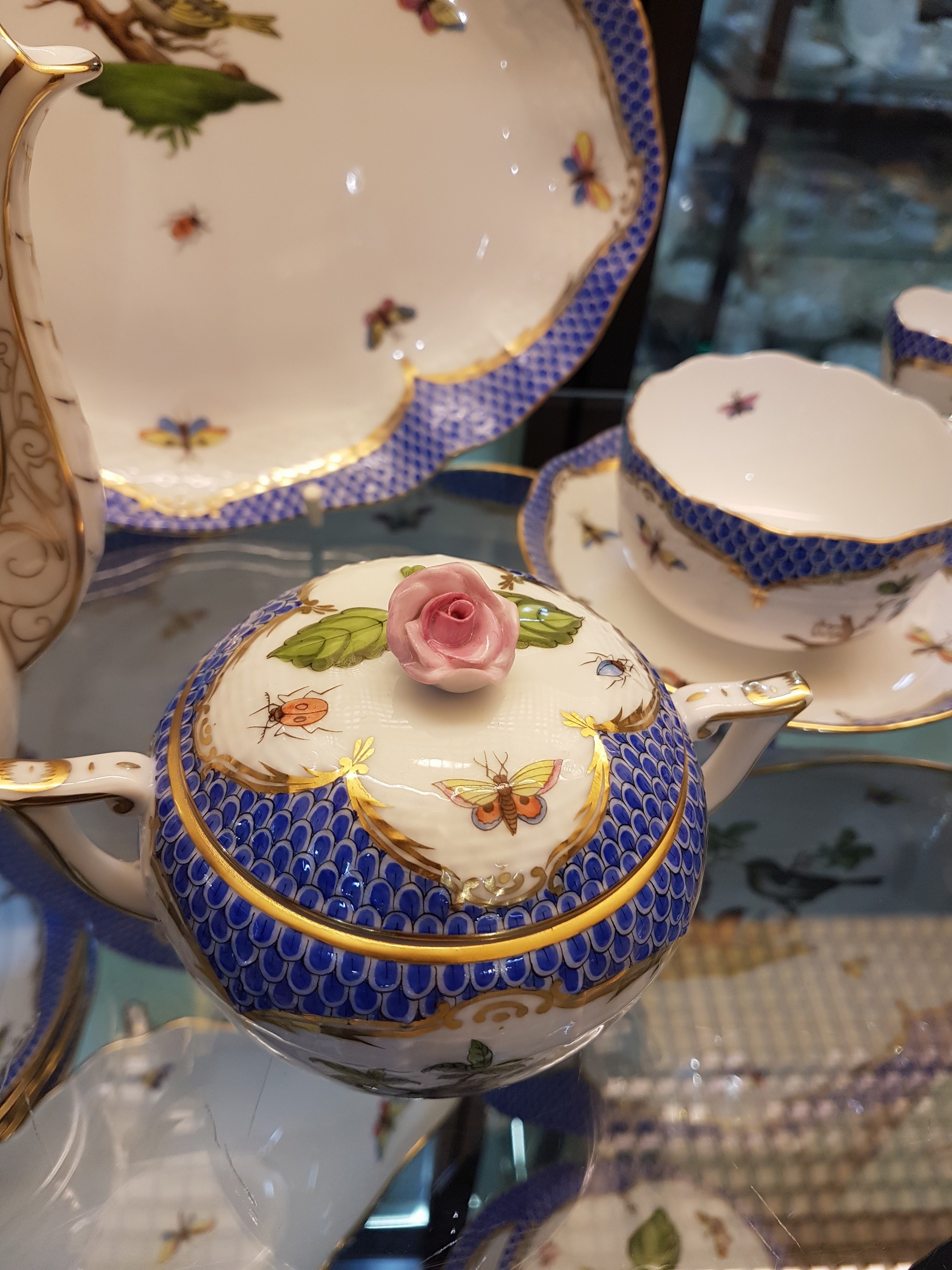 Detail g: Frühstückservice für 6 Personen, Herend Ungarn, 20. Jh., Dekor Rothschild mit blauem Schuppendekor, Kaffeekanne, Milchkännchen, Zuckerdose, 6 ...